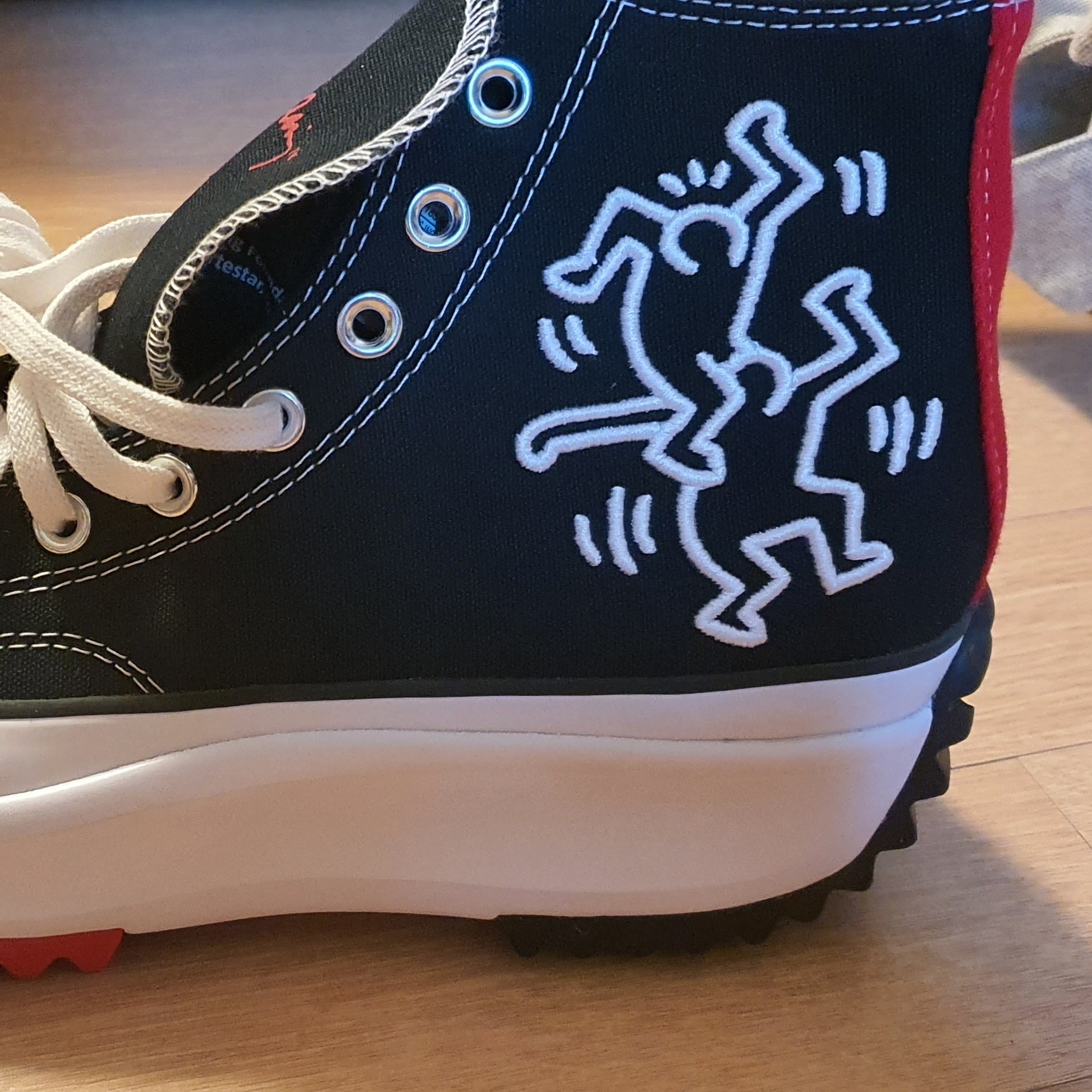 Converse x Keith Haring Chuck 70 High White, Converse x Keith Haring Run Star Hike Hi Black Red 착용 스타일 - 2