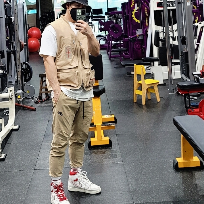 Jordan 1 Retro High Phantom Gym Red, Jordan x Travis Scott Utility Vest - Asia 착용 스타일 - 2