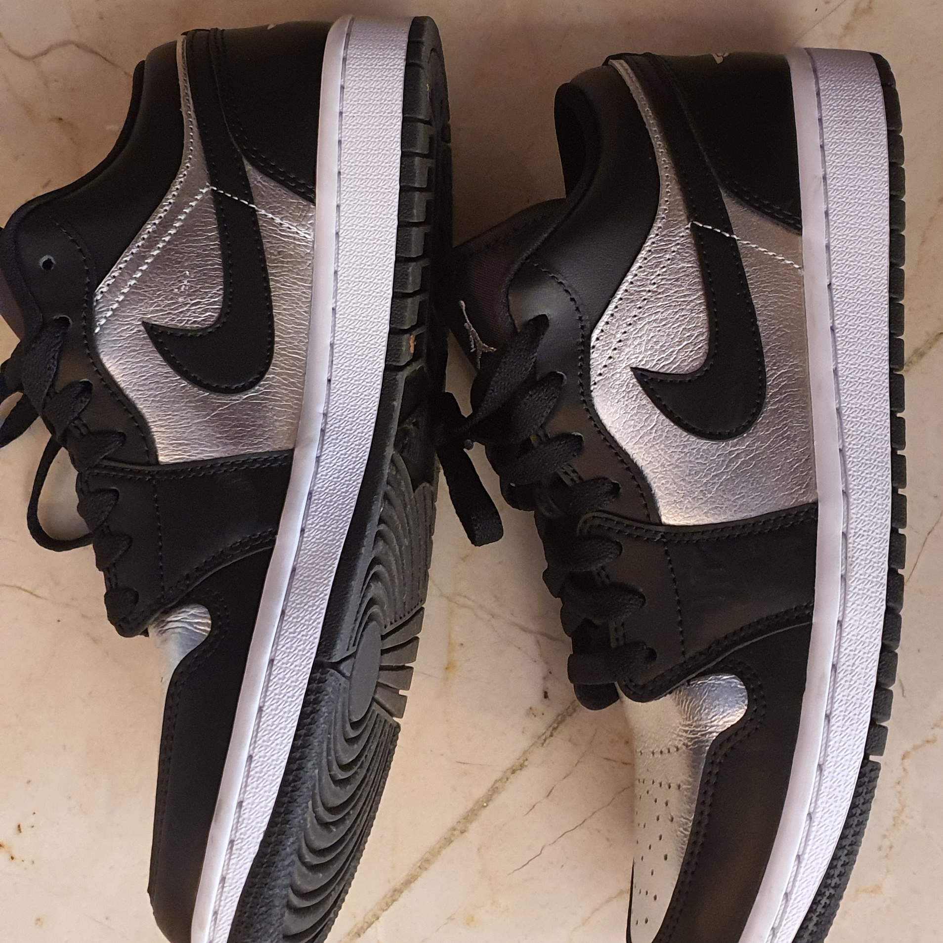 (W) Jordan 1 Low SE Silver Toe 착용 스타일 - 1