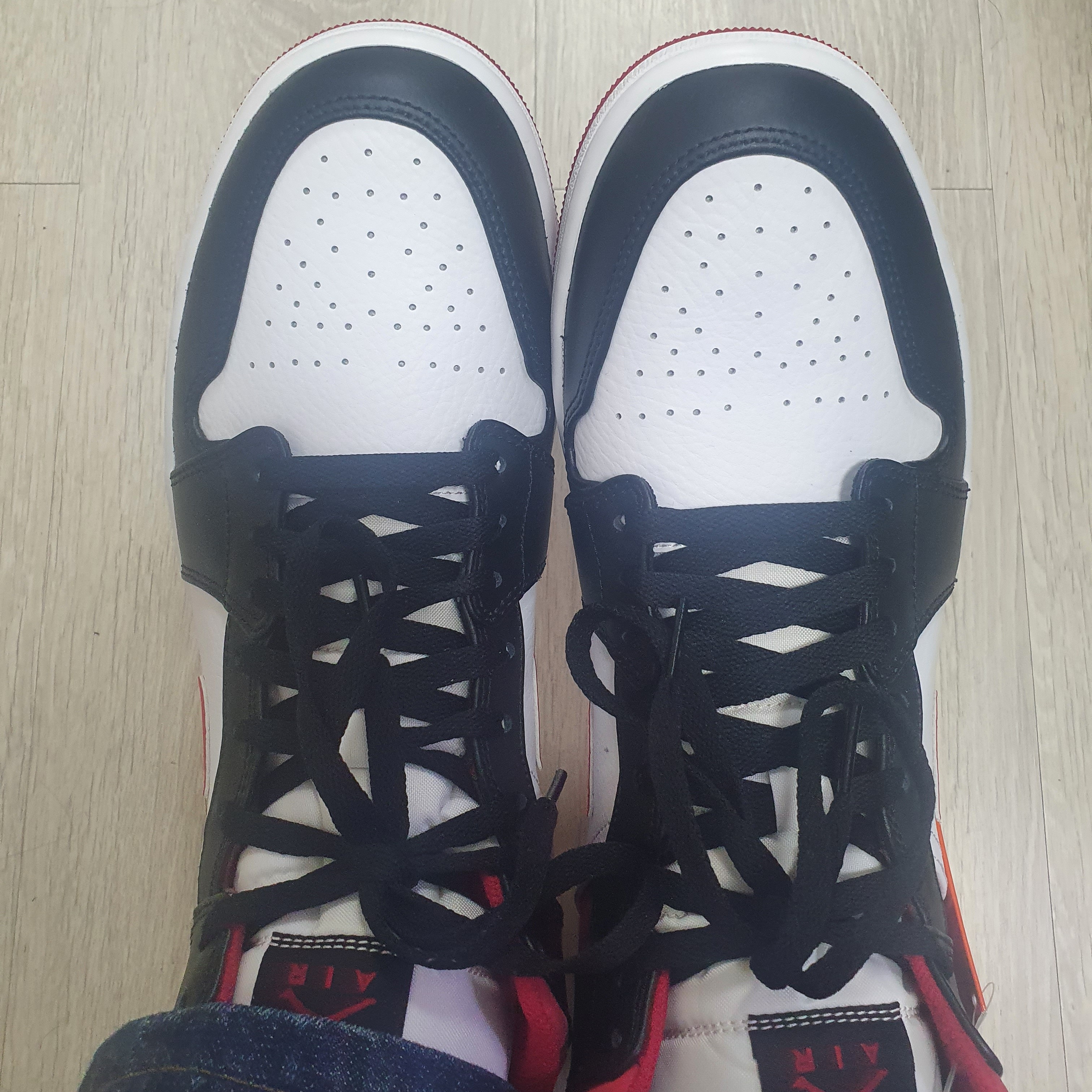 Jordan 1 Mid Gym Red Black White 착용 스타일 - 2