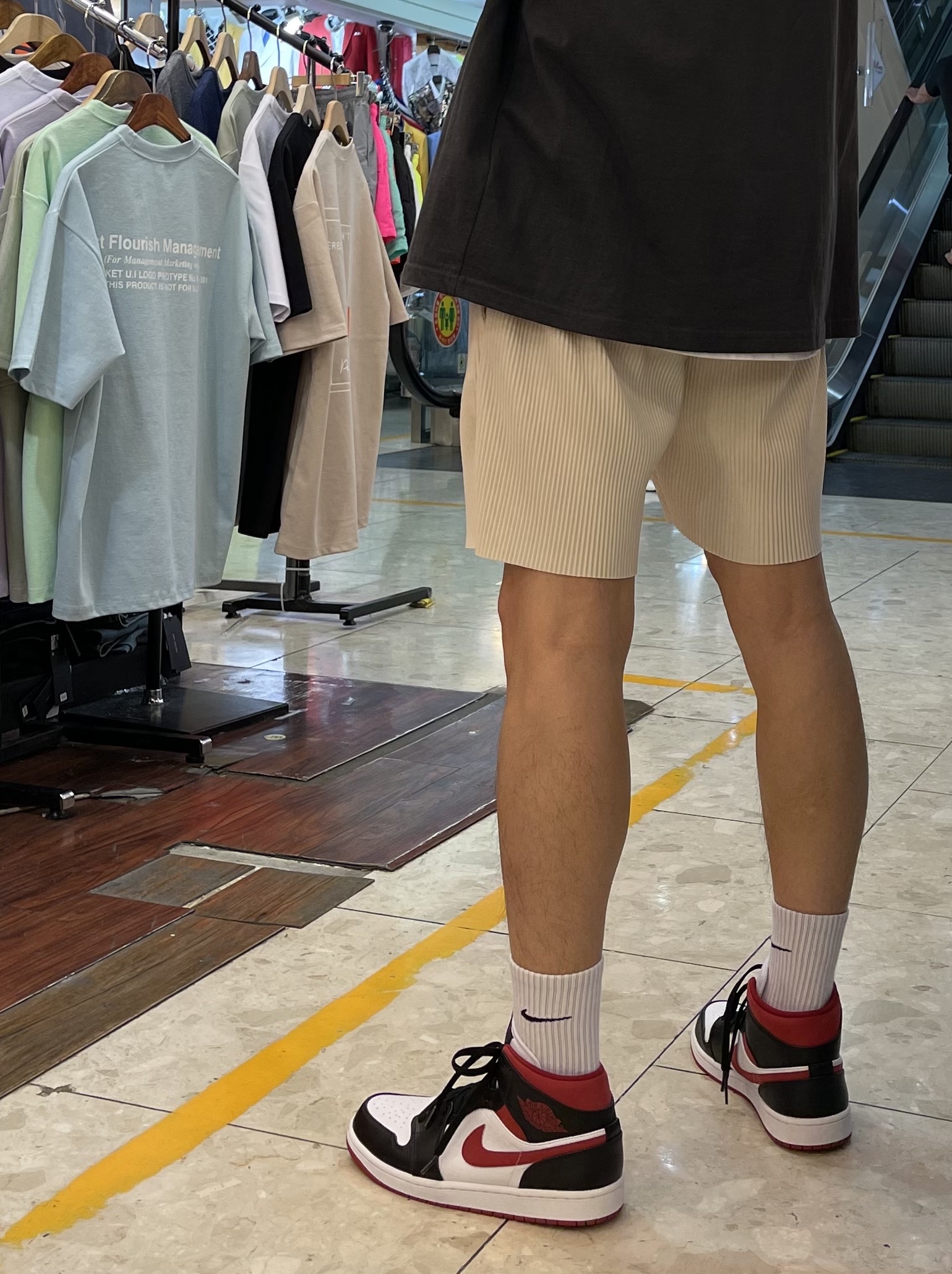 Jordan 1 Mid Gym Red Black White 착용 스타일