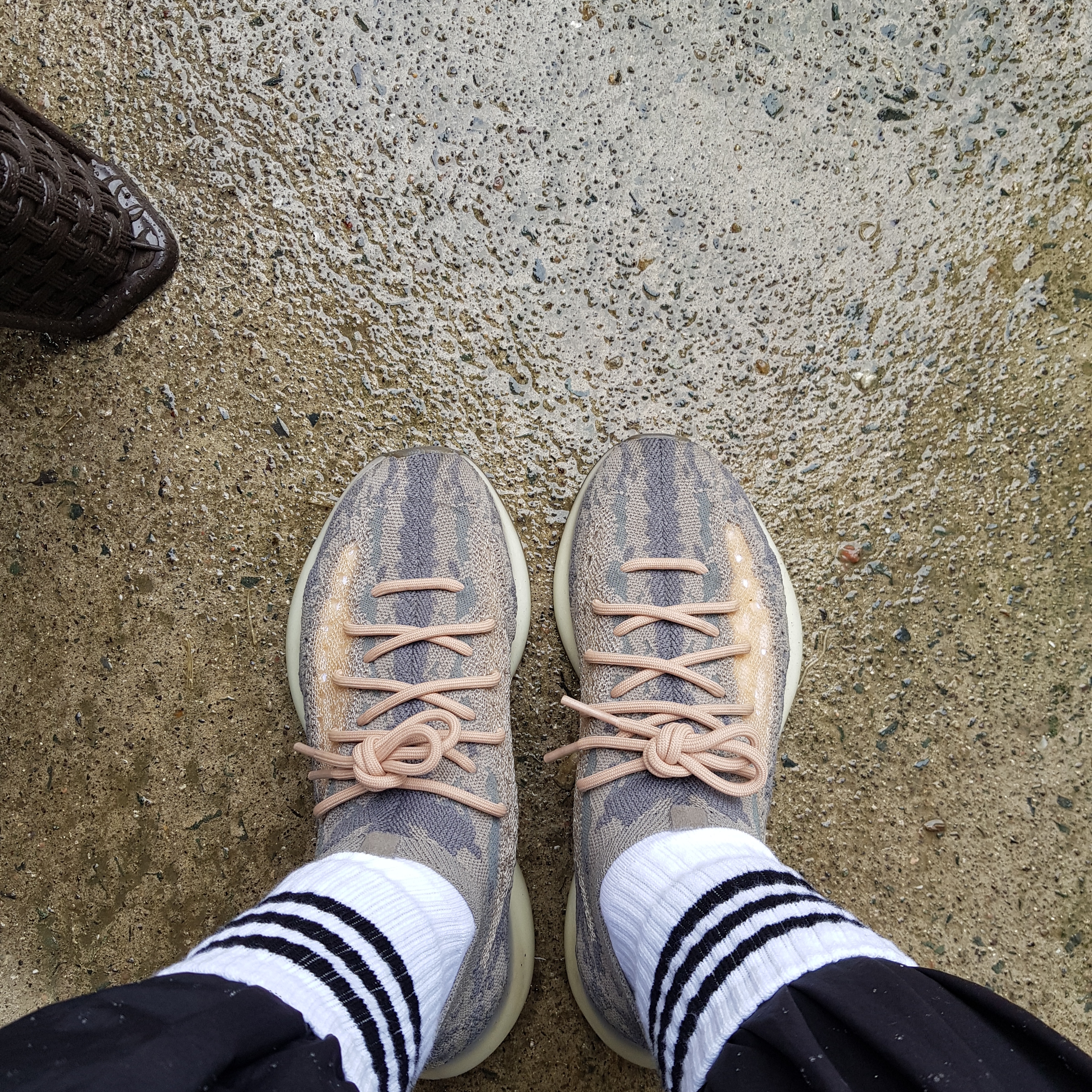 Adidas Yeezy Boost 380 Mist - Non-Reflective 착용 스타일