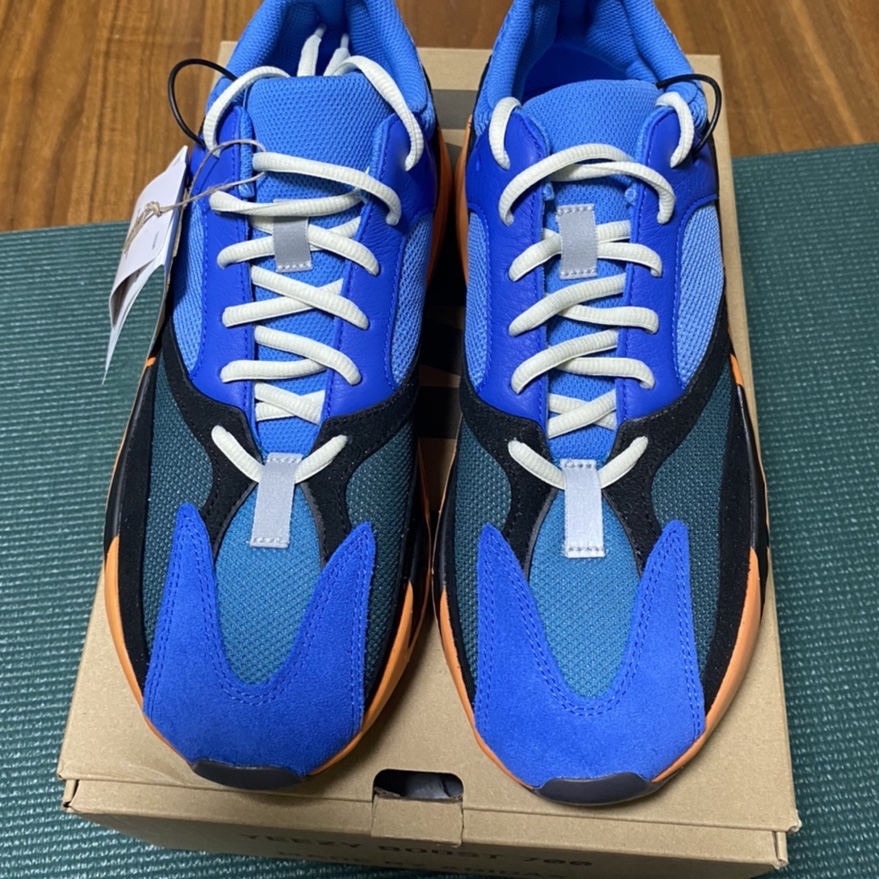 Adidas Yeezy Boost 700 Bright Blue 착용 스타일 - 2