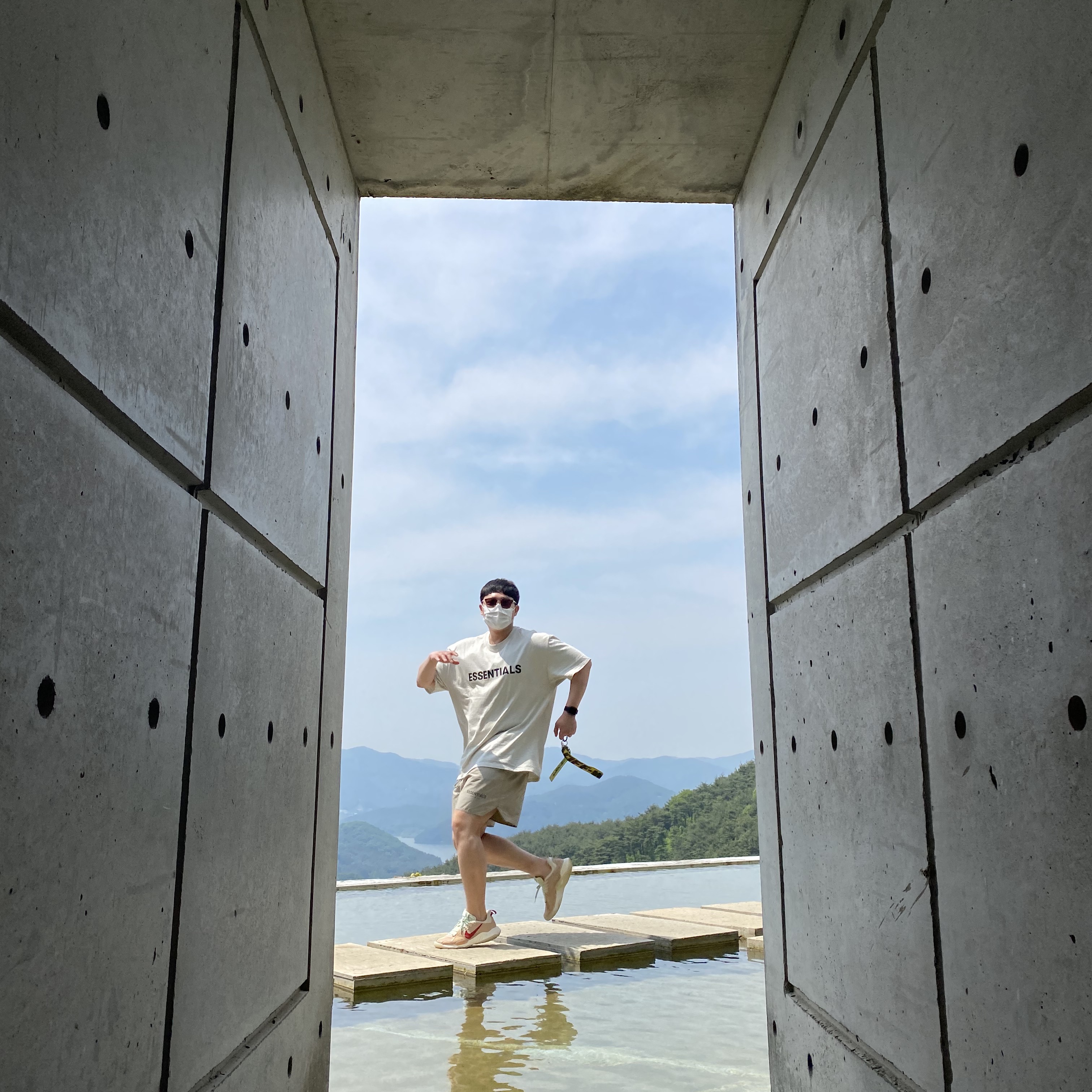 Essentials 3D Silicon Applique Boxy T-Shirt Oatmeal/Oatmeal Heather/Light Heather Oatmeal 2020, Essentials Volley Shorts Olive/Khaki - 20FW 착용 스타일 - 2