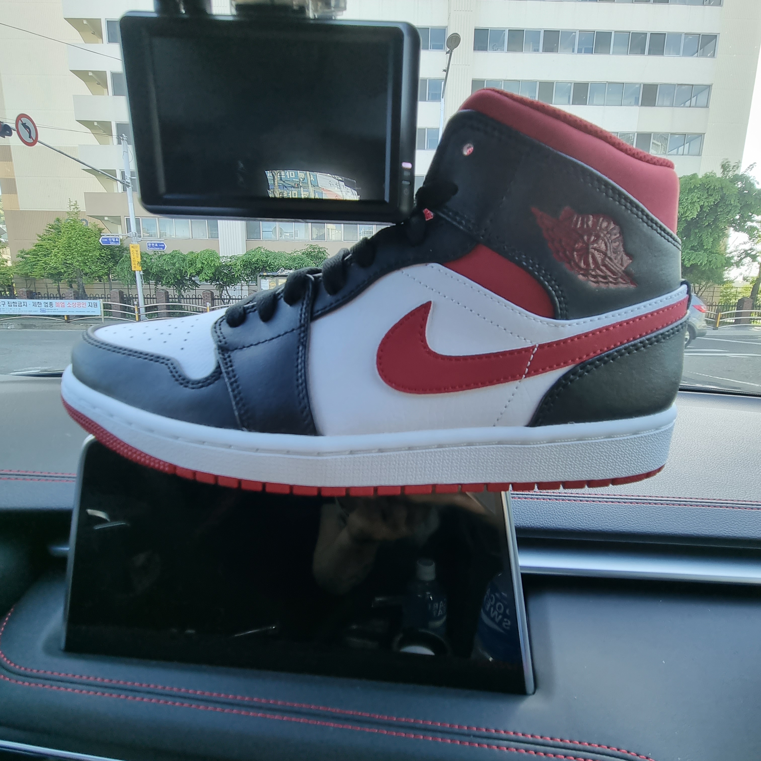 Jordan 1 Mid Gym Red Black White 착용 스타일