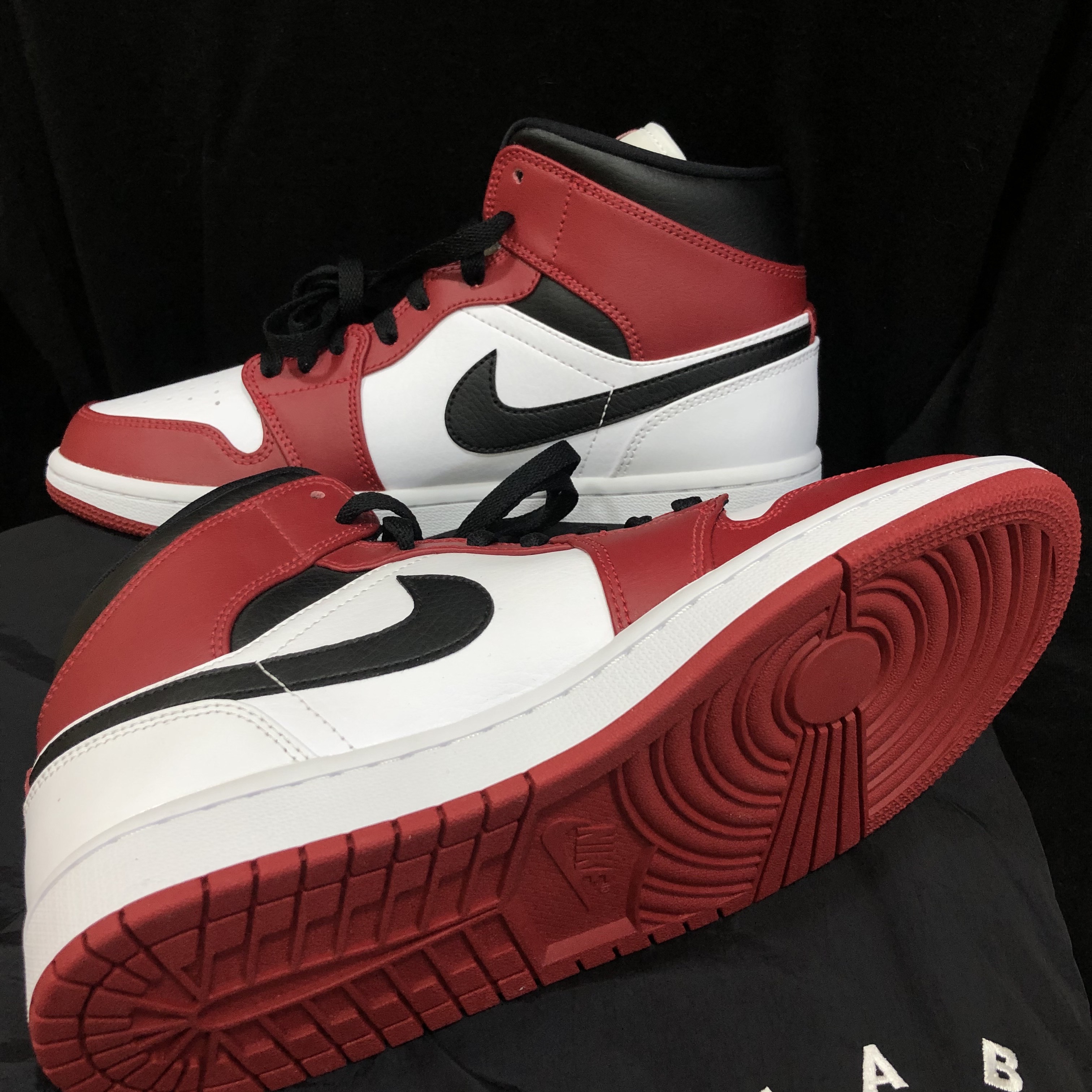 Jordan 1 Mid Chicago 2020, IAB Studio Woven Shorts Black 착용 스타일 - 1