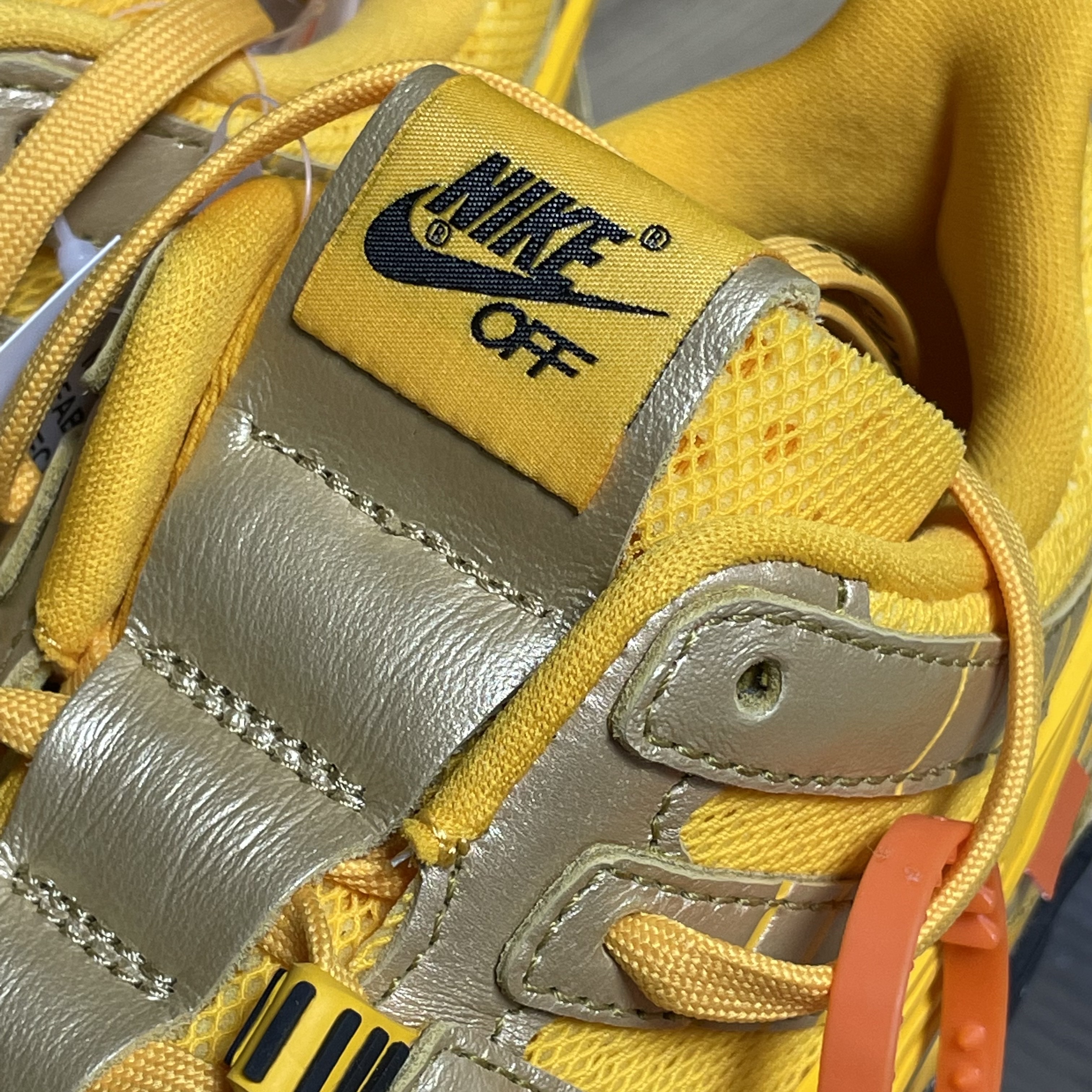 Nike x Off-White Air Rubber Dunk University Gold 착용 스타일 - 4