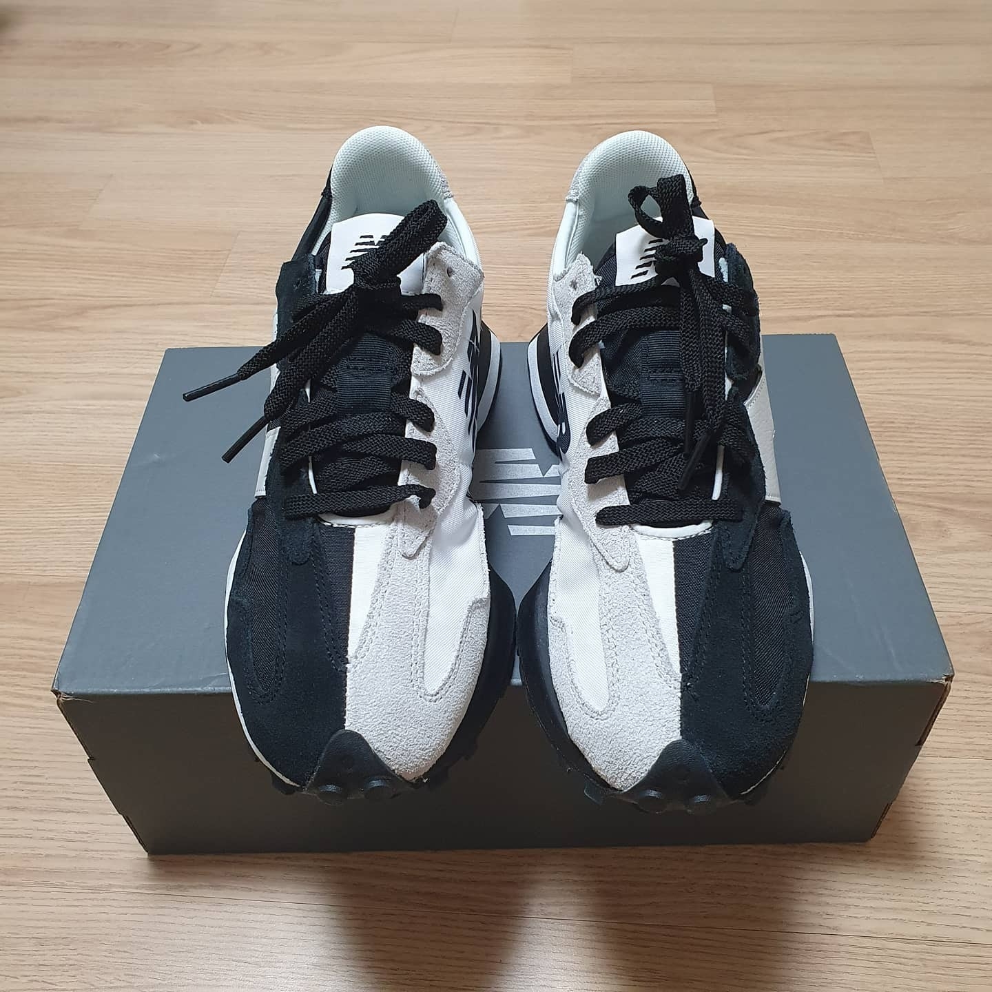 New Balance 327 NB Collective Black Grey 착용 스타일 - 1