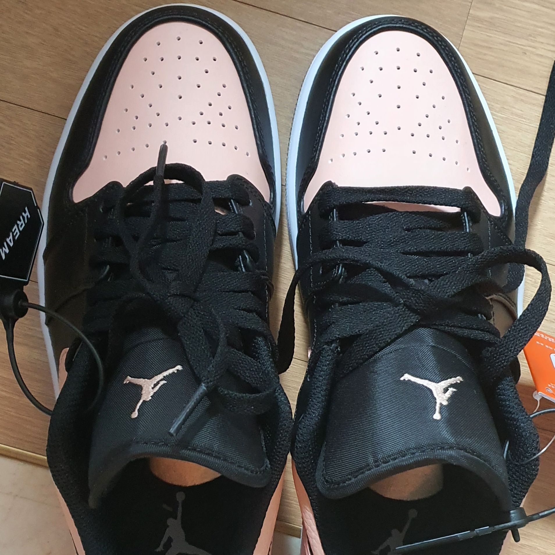 Jordan 1 Low Crimson Tint 착용 스타일 - 2