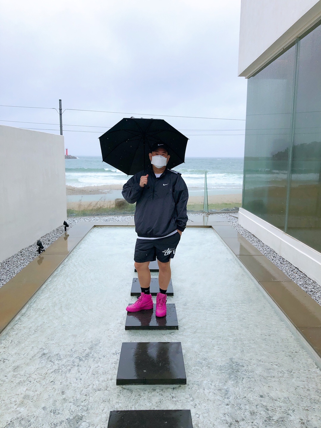 Nike x Stussy Windrunner Jacket Off Noir, Nike x Stussy Water Shorts Off Noir 착용 스타일 - 1