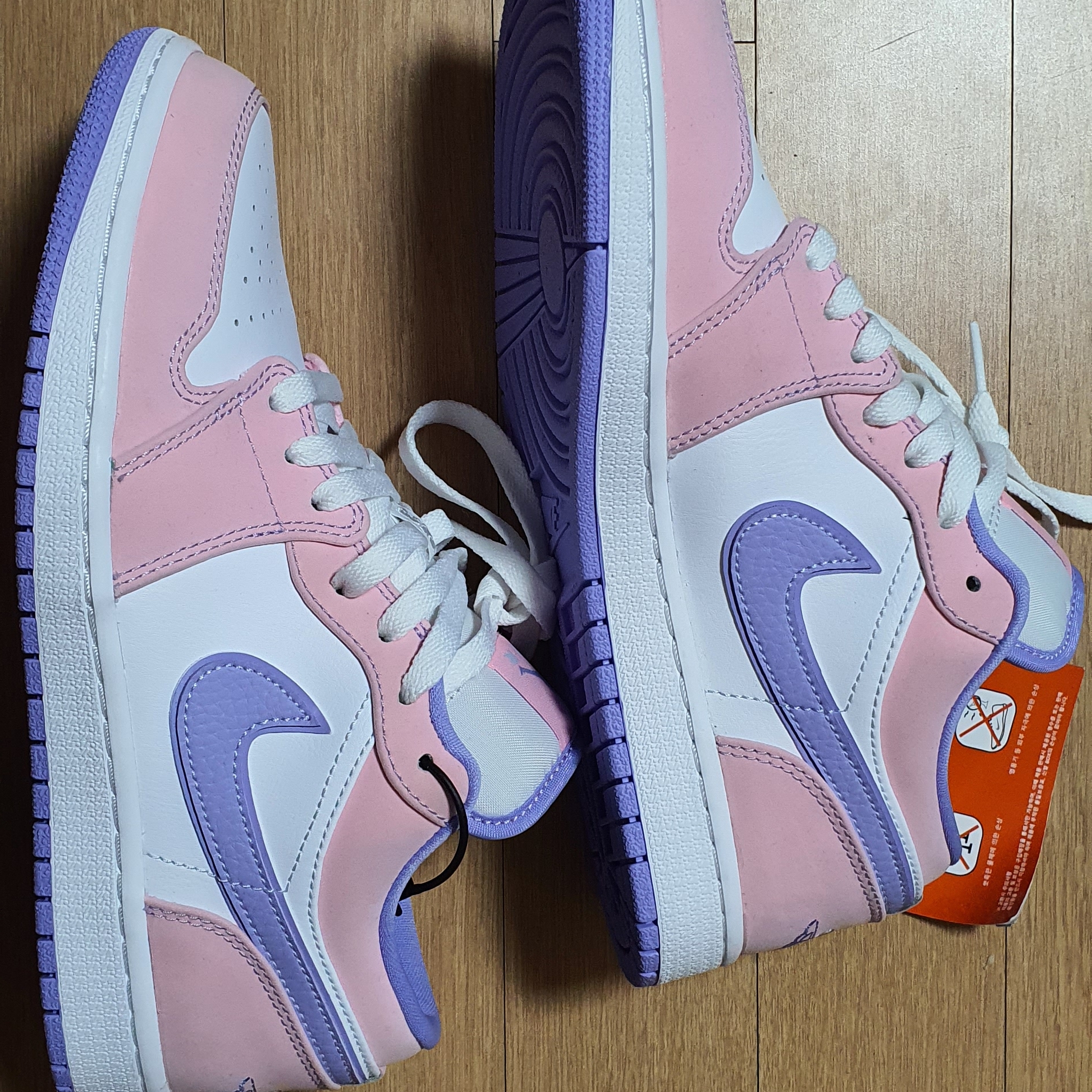 Jordan 1 Low SE Arctic Punch 착용 스타일 - 1