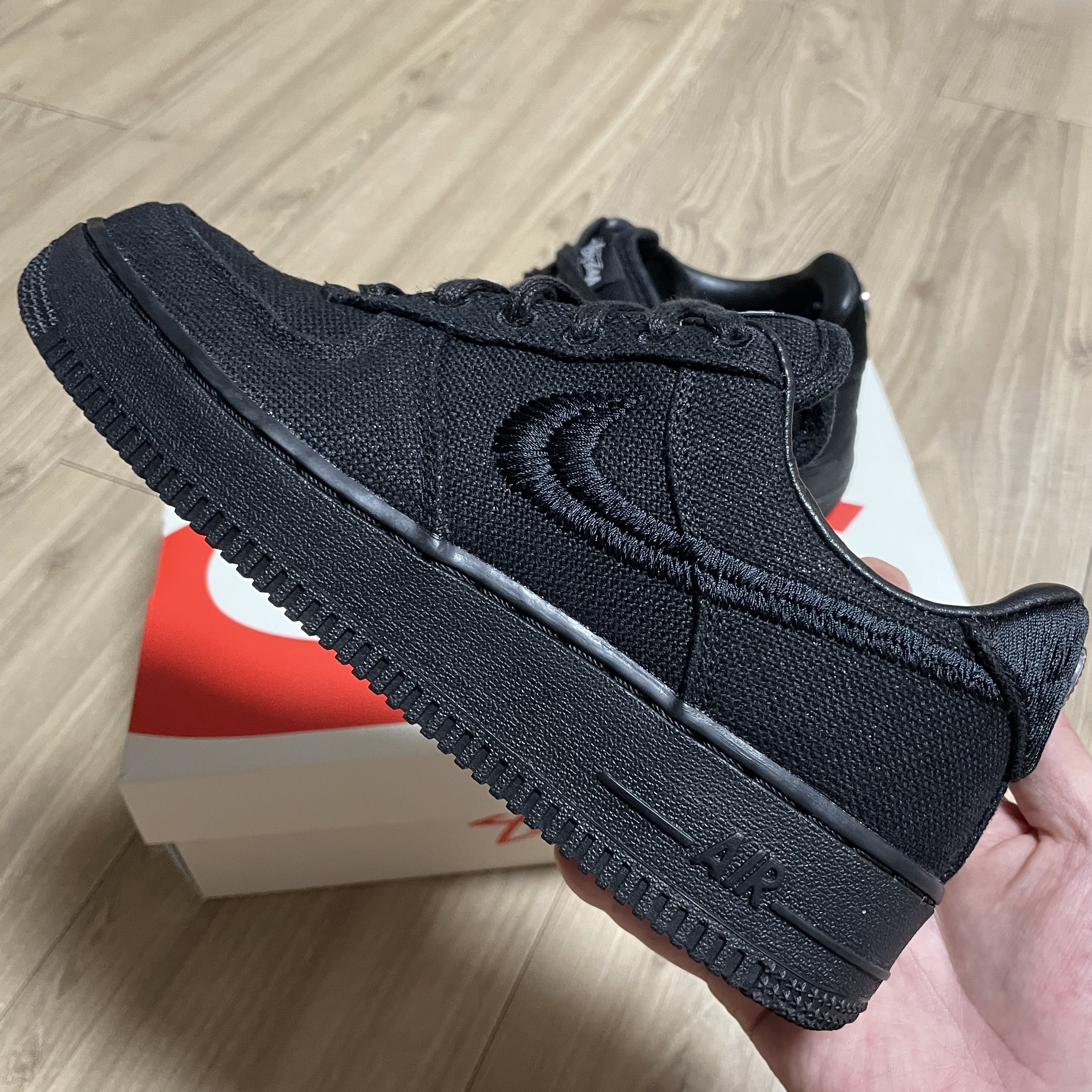 Nike x Stussy Air Force 1 Low Triple Black 착용 스타일 - 2