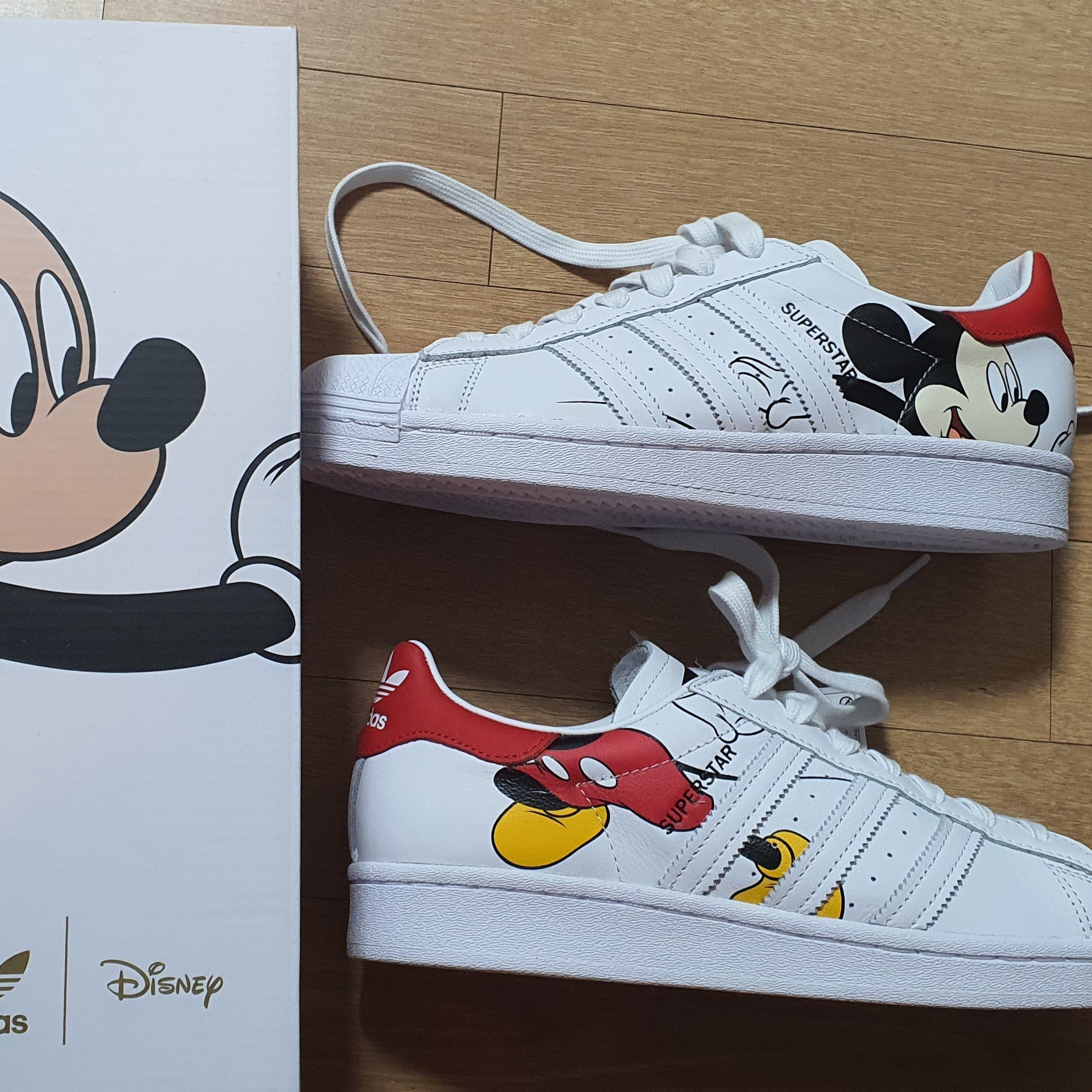 Adidas x Disney Superstar Mickey Mouse 착용 스타일 - 1