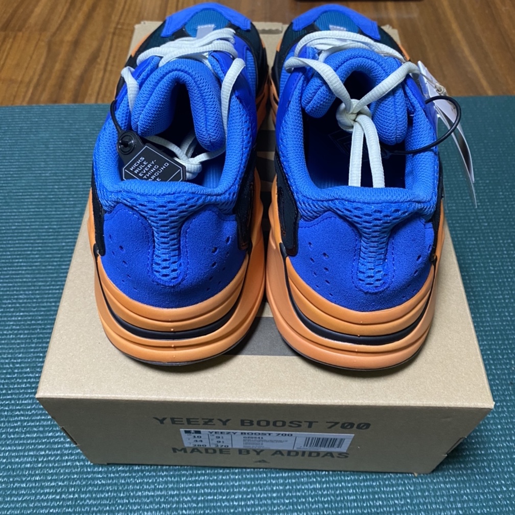 Adidas Yeezy Boost 700 Bright Blue 착용 스타일 - 4