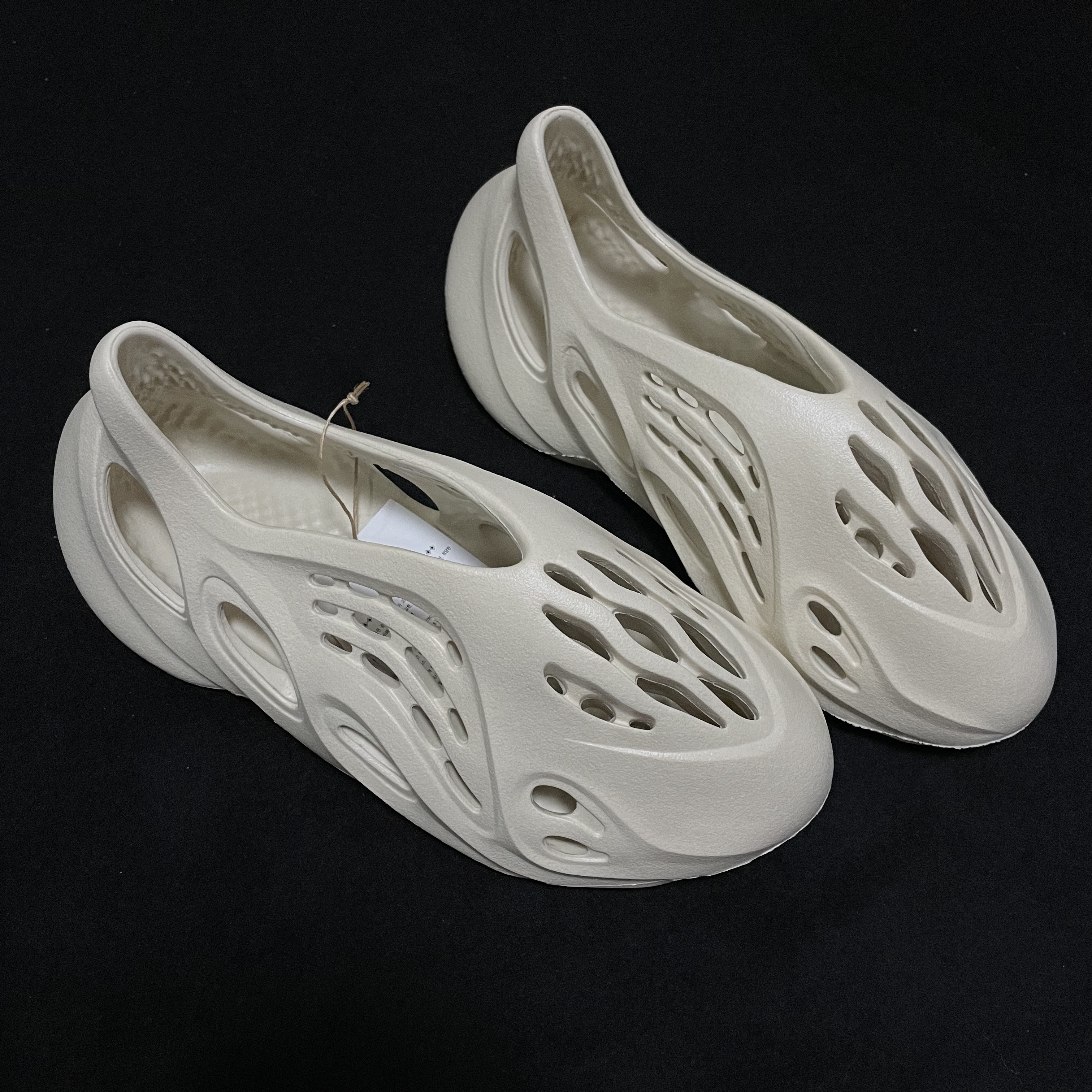 Adidas Yeezy Foam RNNR Sand 착용 스타일