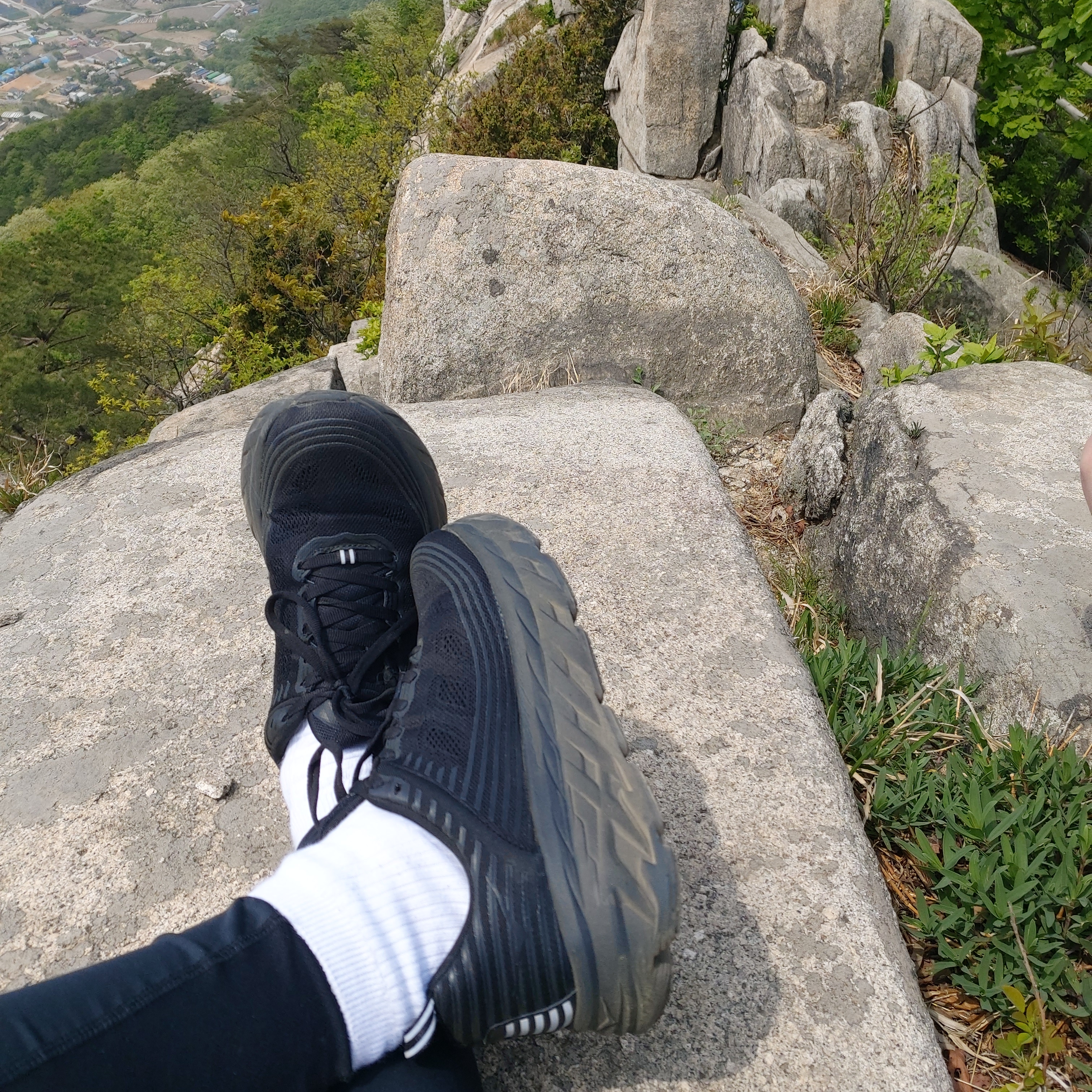 Hoka Bondi 6 Black 착용 스타일 - 3