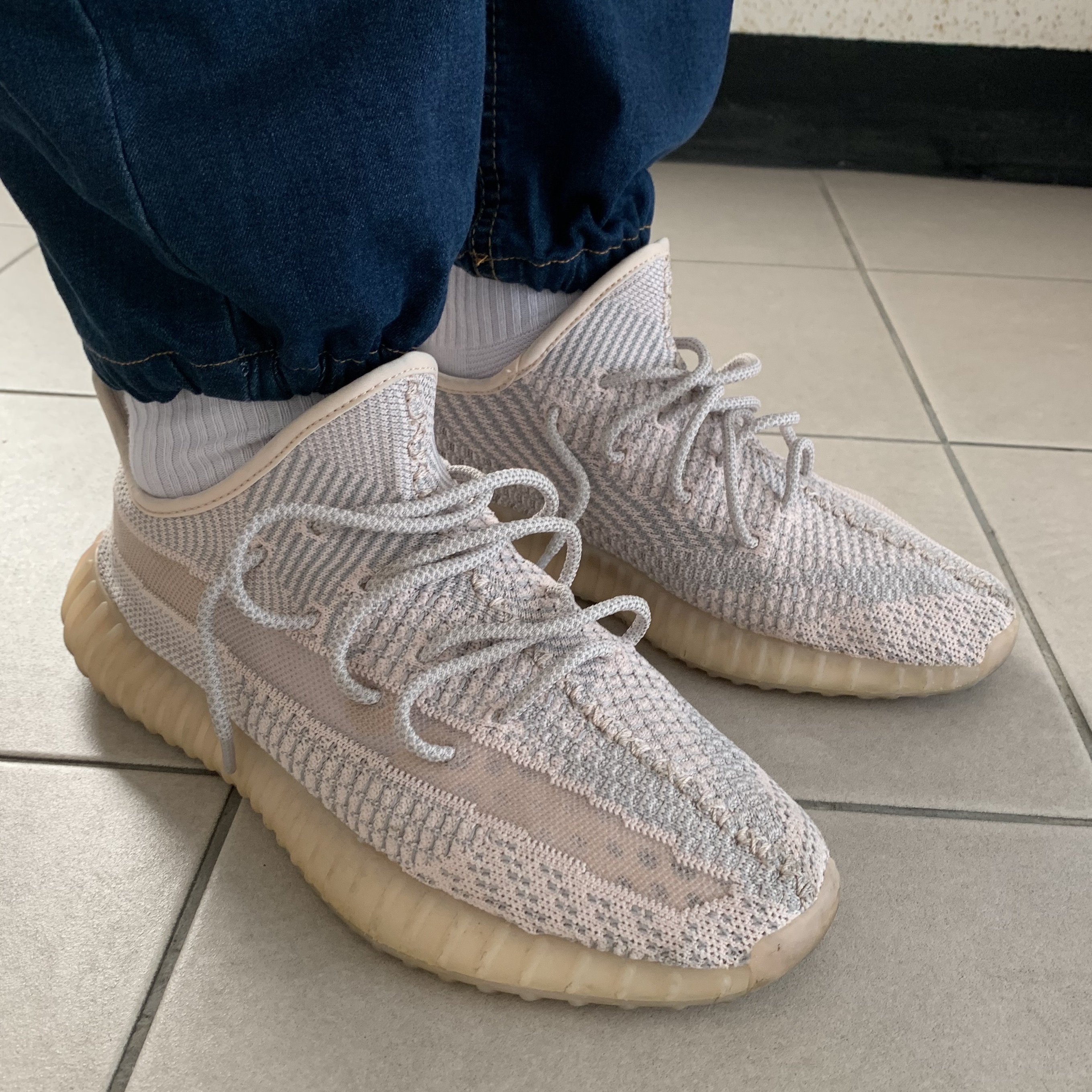 Adidas Yeezy Boost 350 V2 Synth - Non-Reflective 착용 스타일