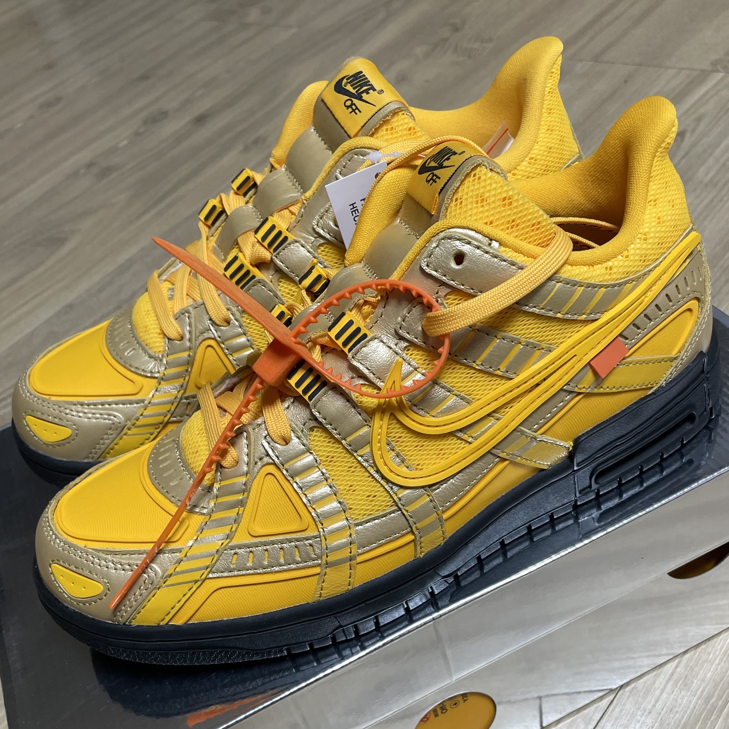 Nike x Off-White Air Rubber Dunk University Gold 착용 스타일 - 1