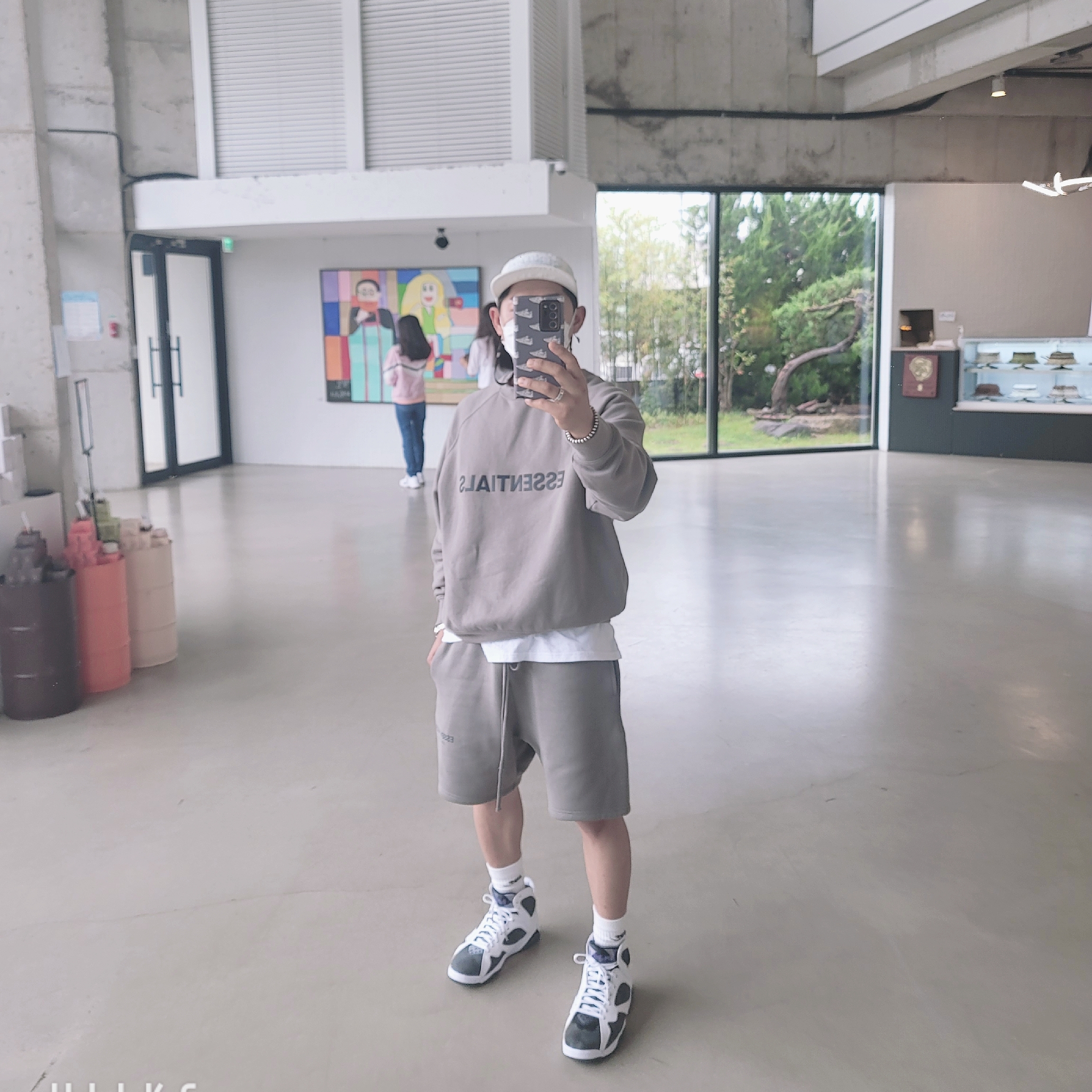 Jordan 7 Retro Flint 2021, Essentials 3D Silicon Applique Crewneck Cement - 20FW 착용 스타일