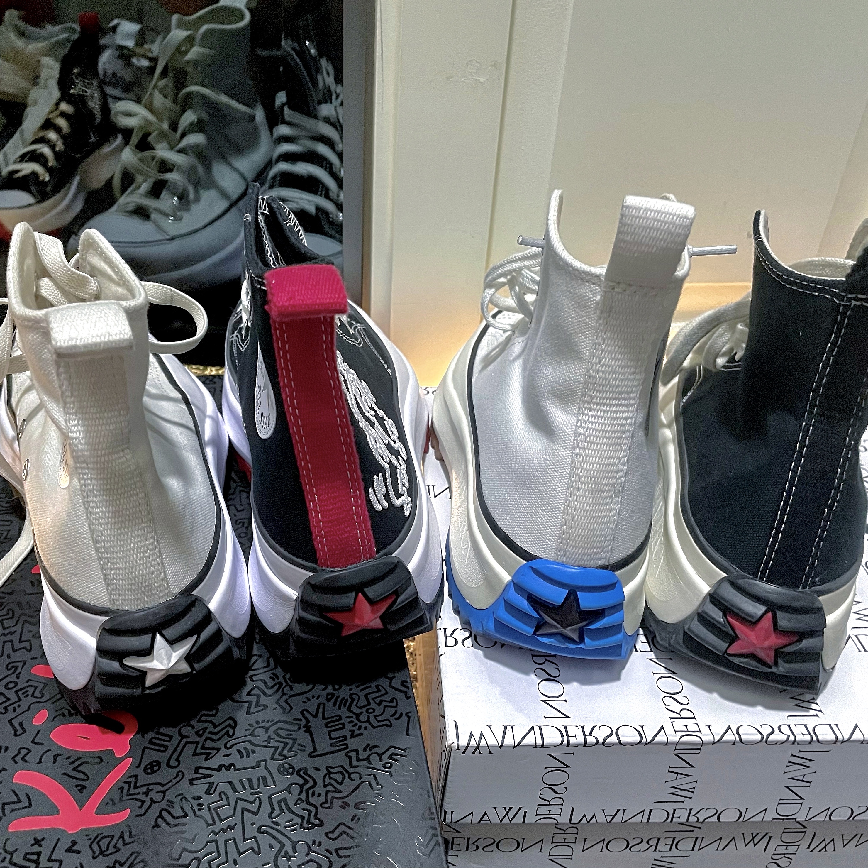 Converse x Keith Haring Run Star Hike Hi Black Red, Converse x JW Anderson Run Star Hike Hi Black 착용 스타일 - 1