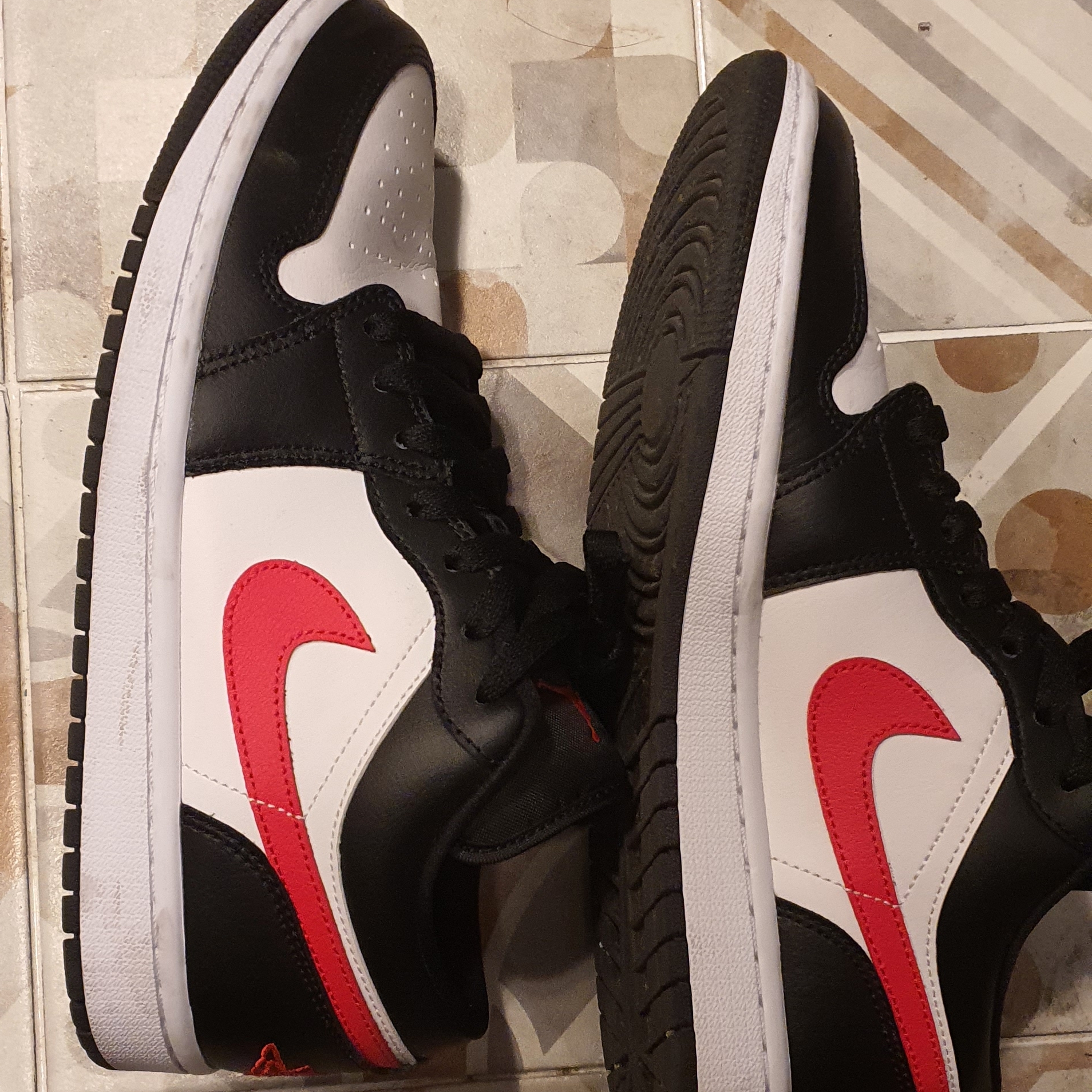 (W) Jordan 1 Low Black Siren Red 착용 스타일 - 1
