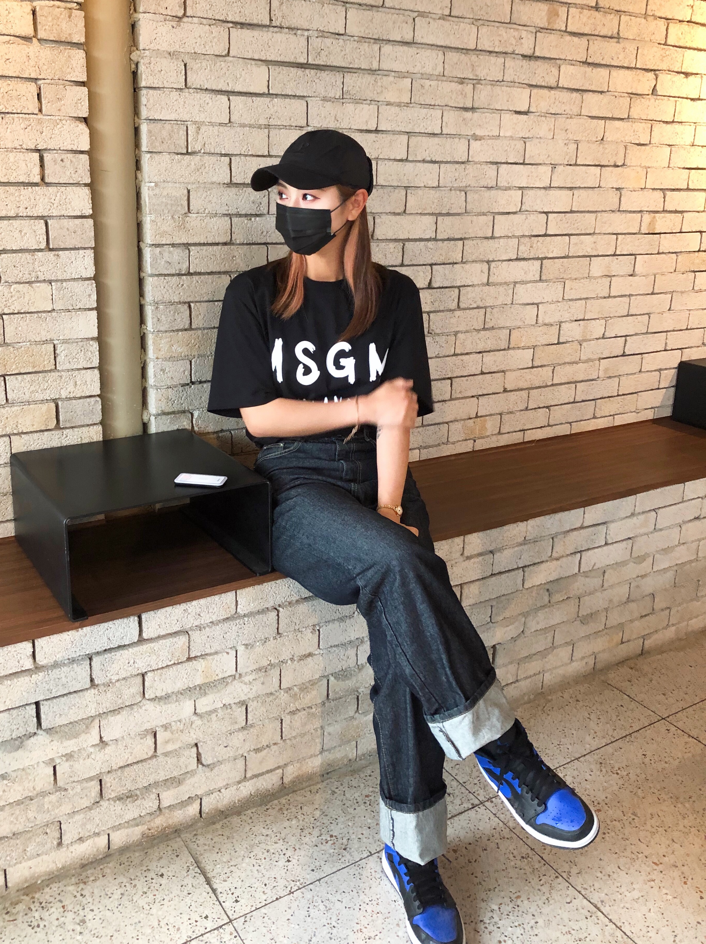 Jordan 1 Mid Black Hyper Royal 착용 스타일 - 1