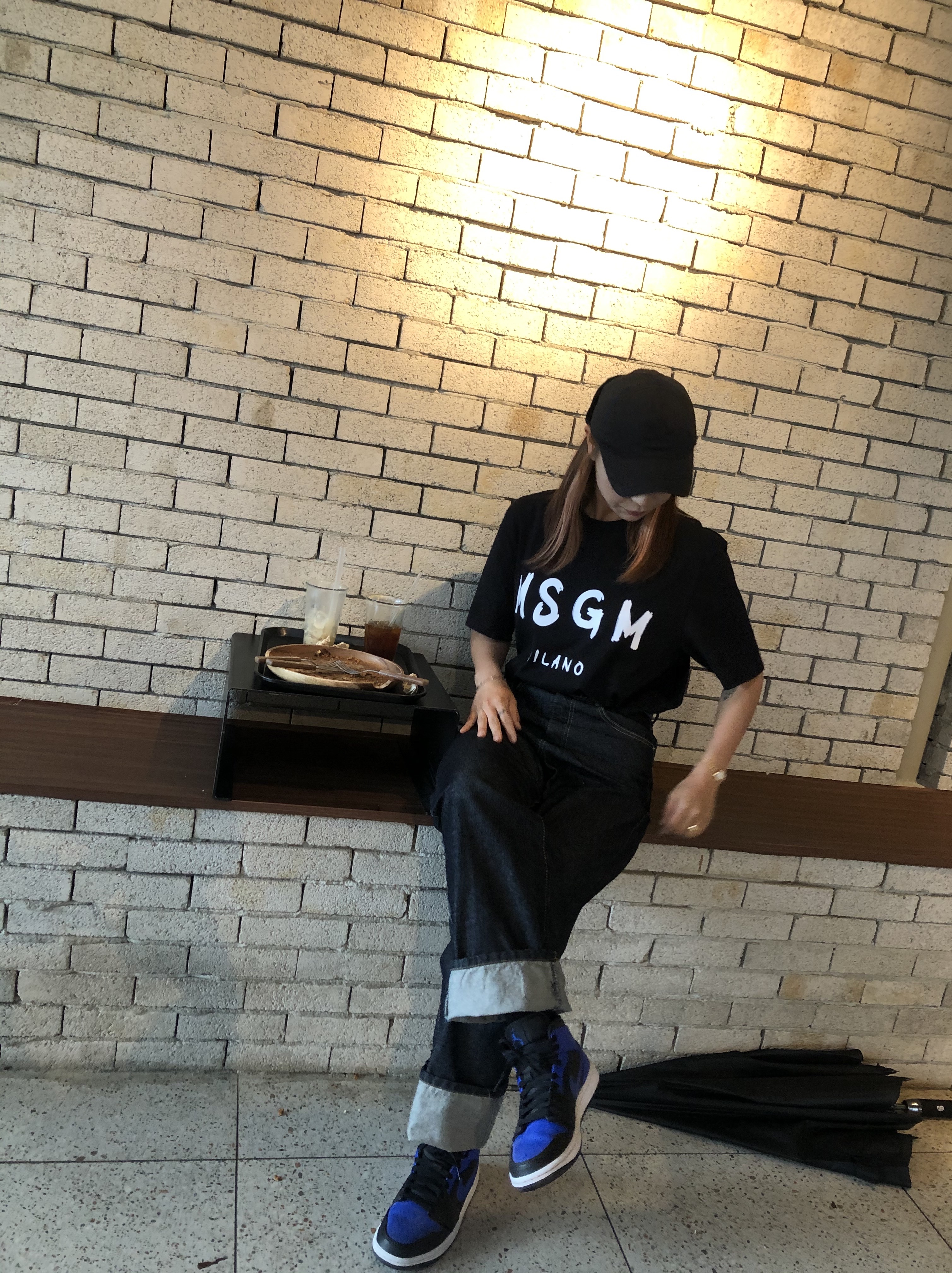 Jordan 1 Mid Black Hyper Royal 착용 스타일 - 2