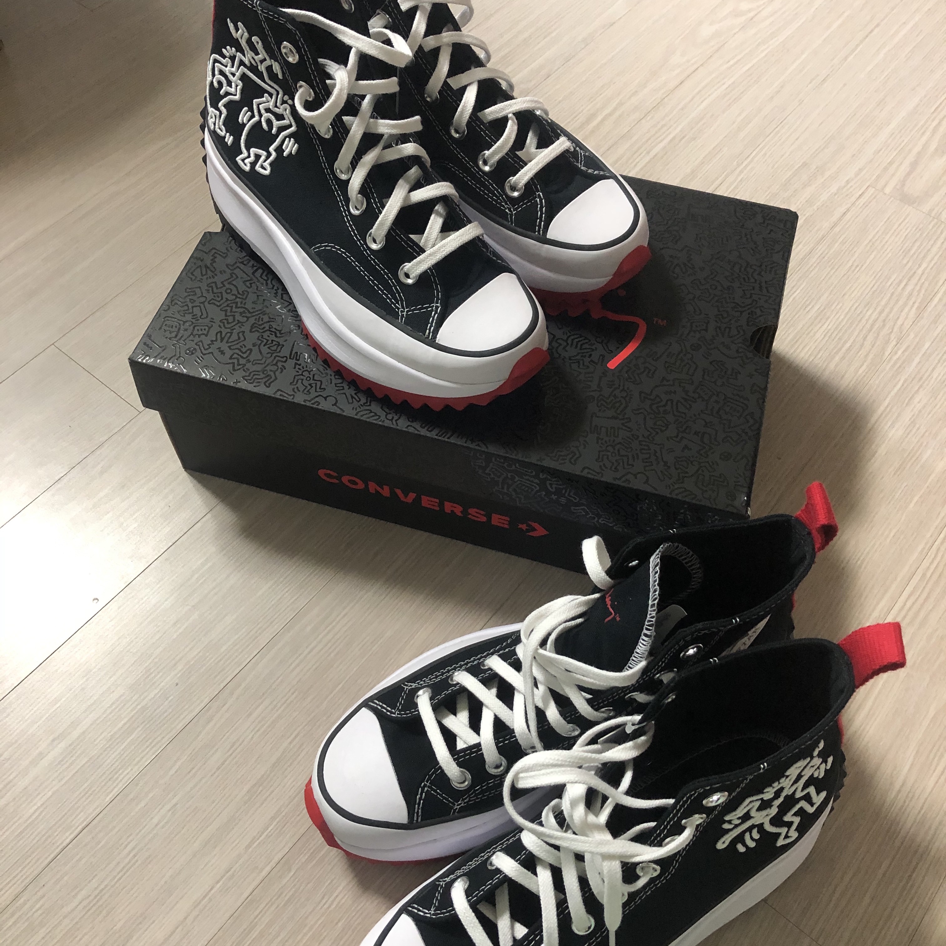 Converse x Keith Haring Run Star Hike Hi Black Red 착용 스타일