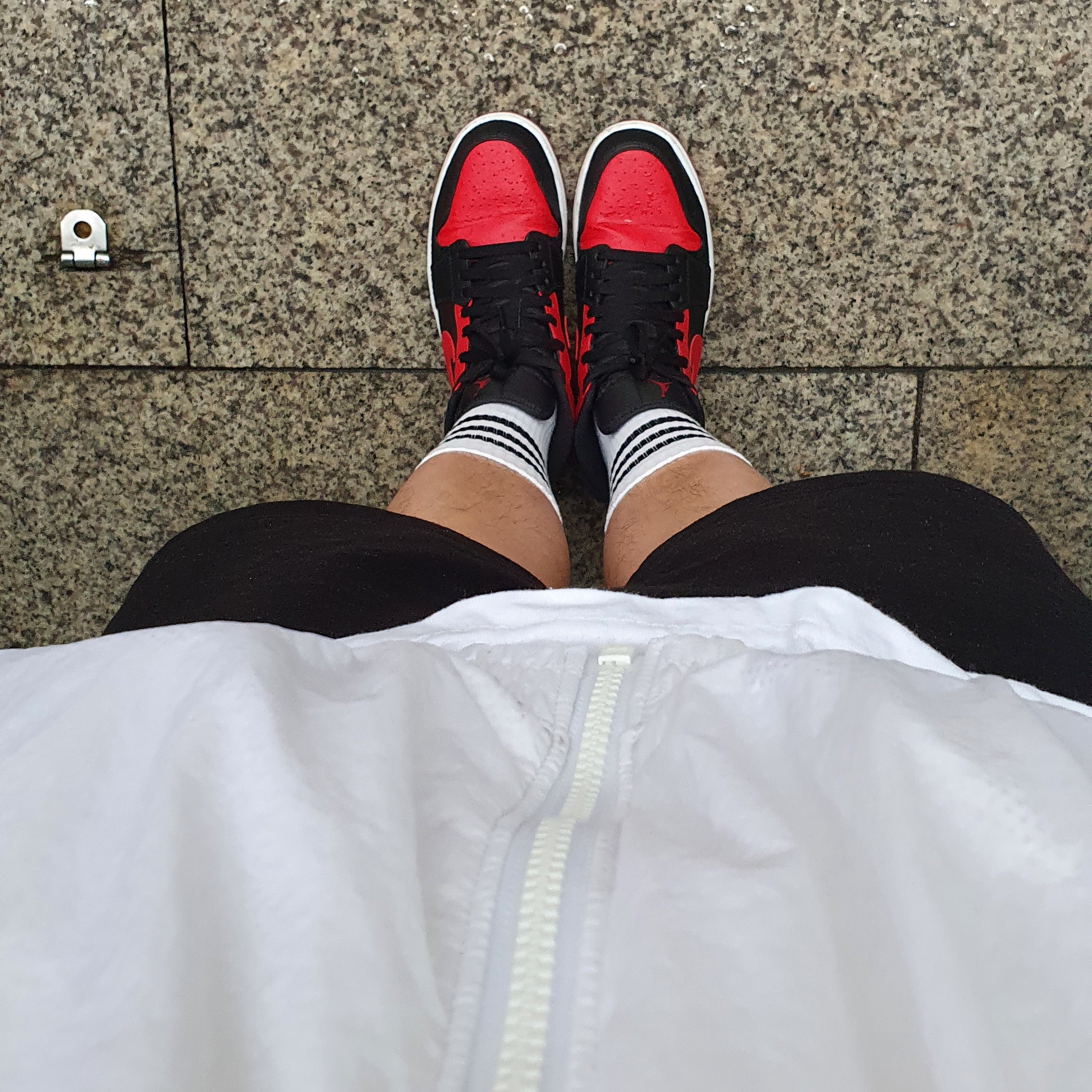 Jordan 1 Mid Bred Banned 2020 착용 스타일 - 3
