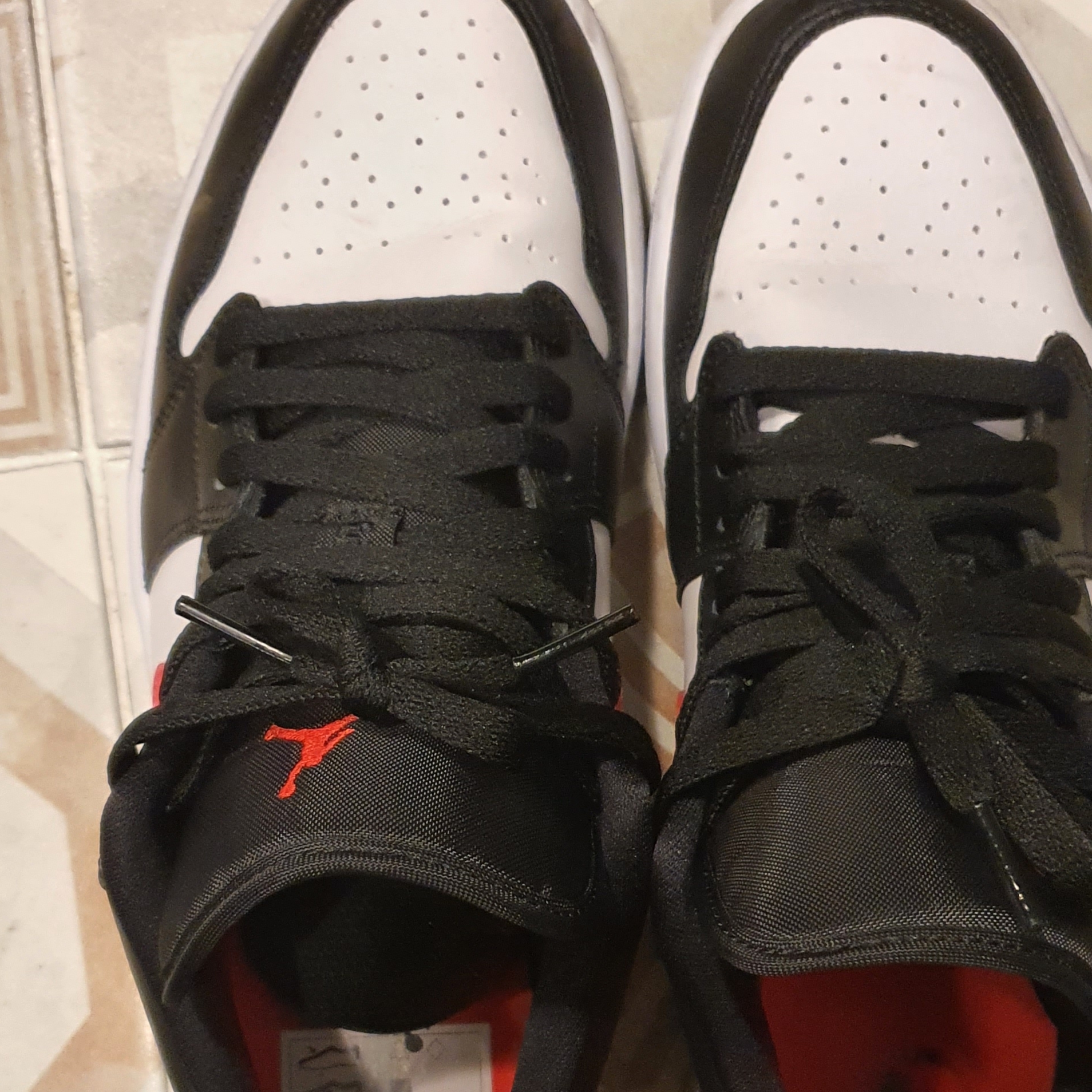 (W) Jordan 1 Low Black Siren Red 착용 스타일 - 2