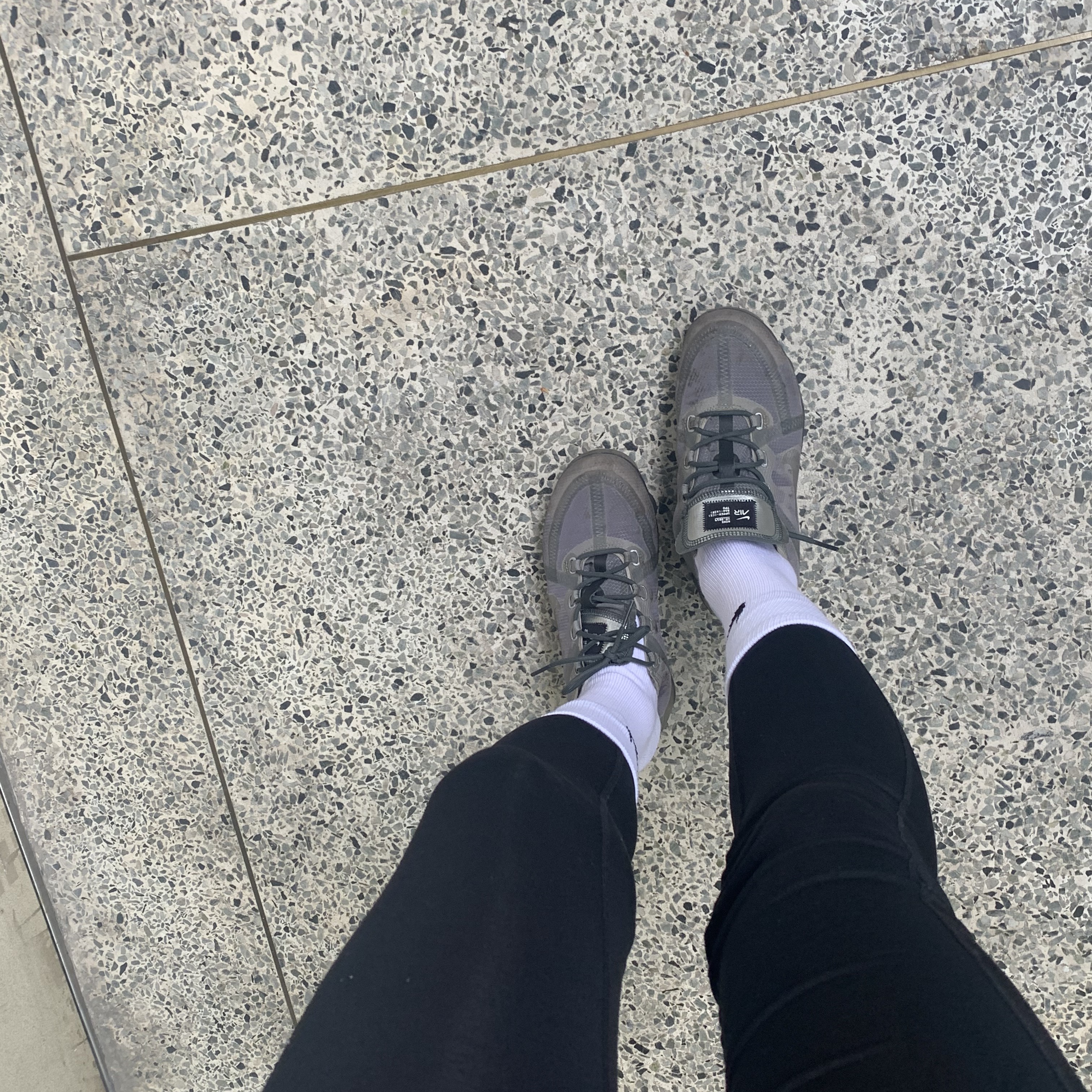 Nike Air VaporMax 2019 Ghost Black 착용 스타일 - 3