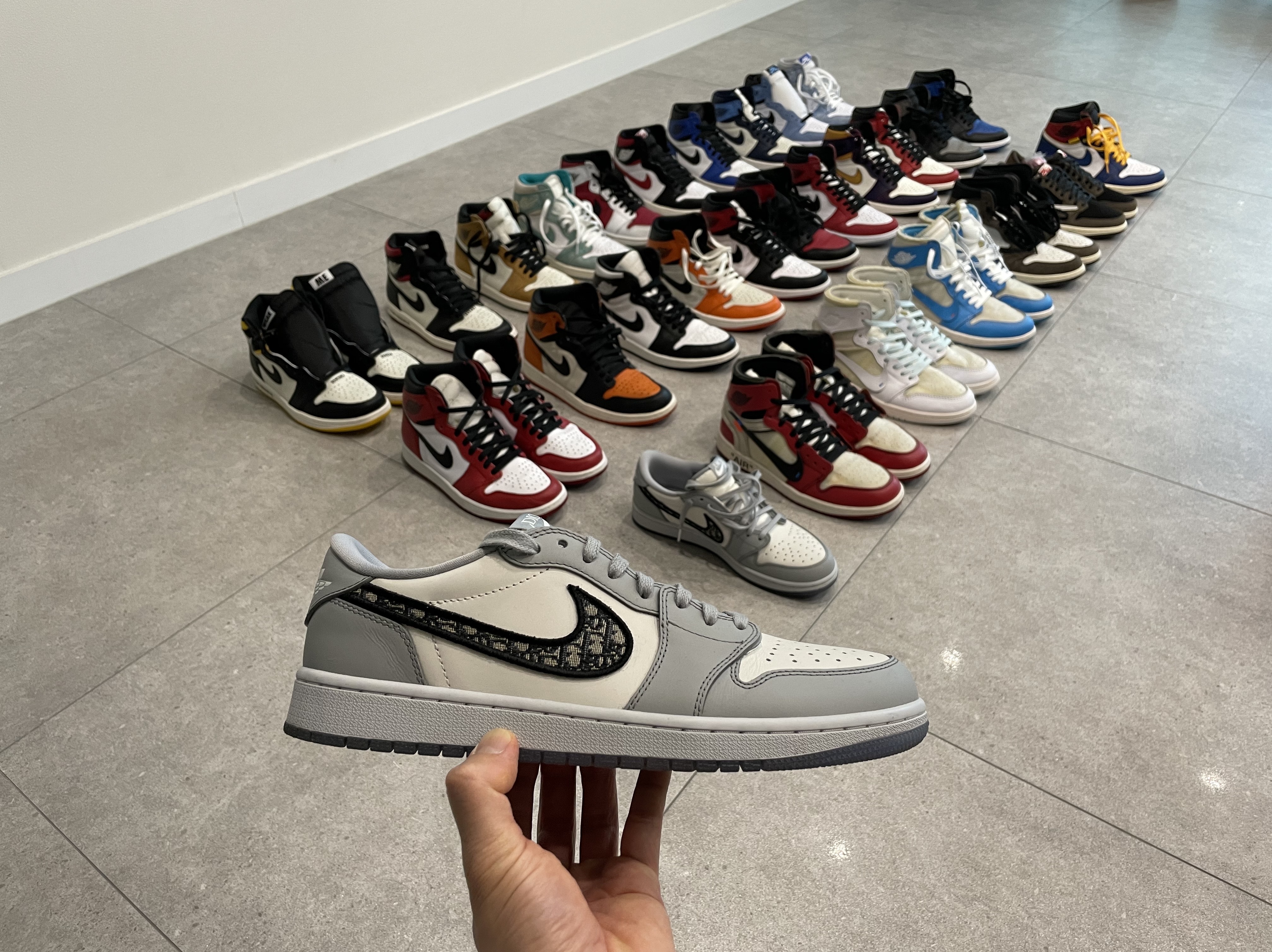 Jordan 1 x Dior Low OG, Jordan 1 x Off-White Retro High University Blue 착용 스타일