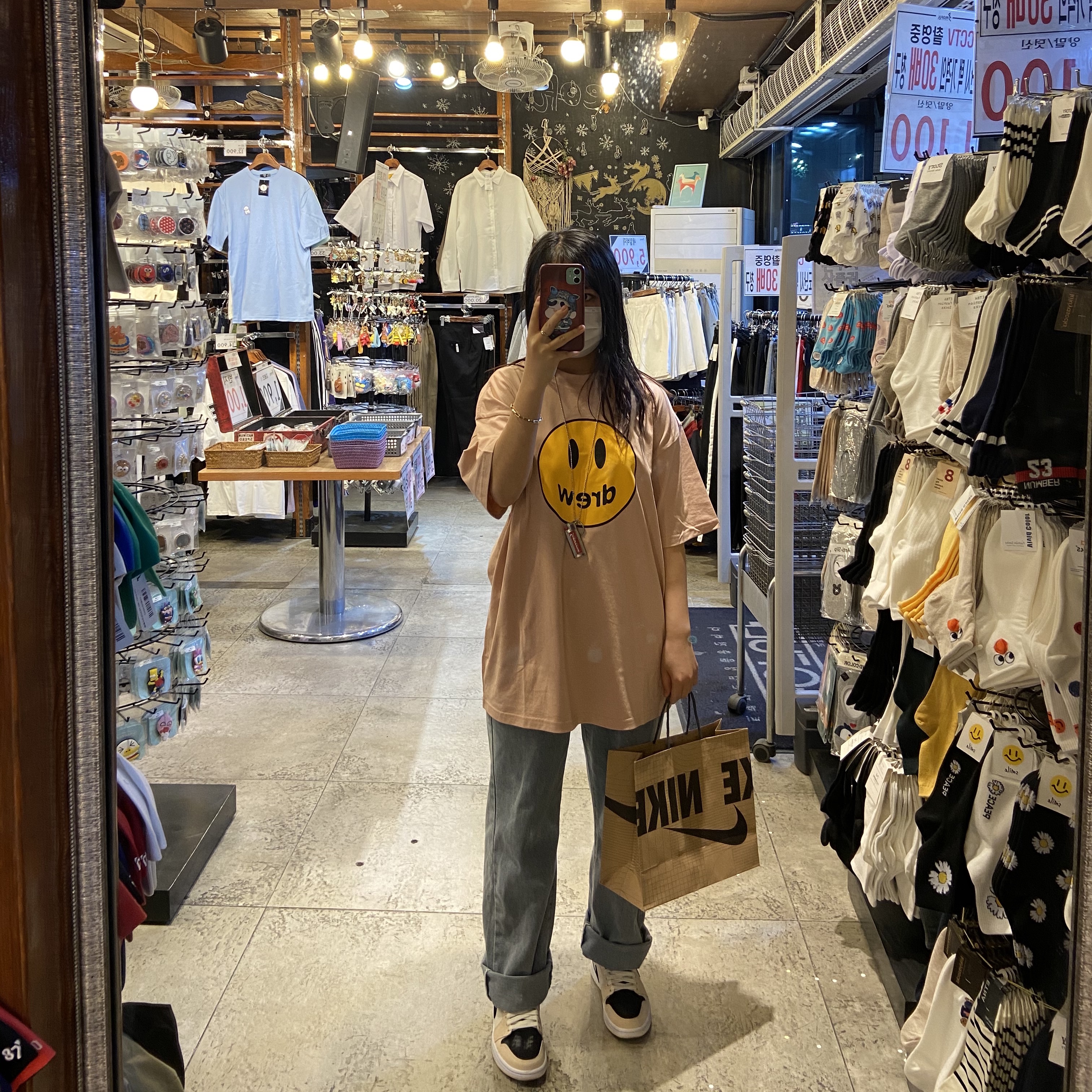 (W) Jordan 1 Mid Barely Orange, Drew House Mascot SS T-Shirt Cream 착용 스타일
