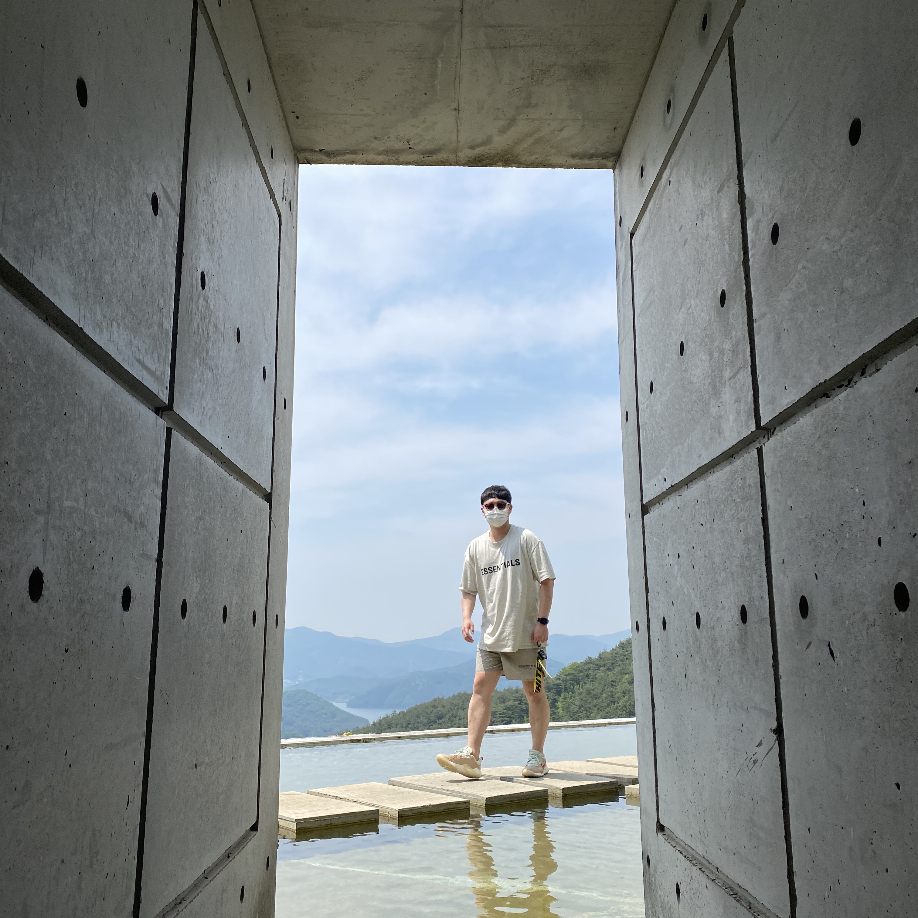 Essentials 3D Silicon Applique Boxy T-Shirt Oatmeal/Oatmeal Heather/Light Heather Oatmeal 2020, Essentials Volley Shorts Olive/Khaki - 20FW 착용 스타일 - 1