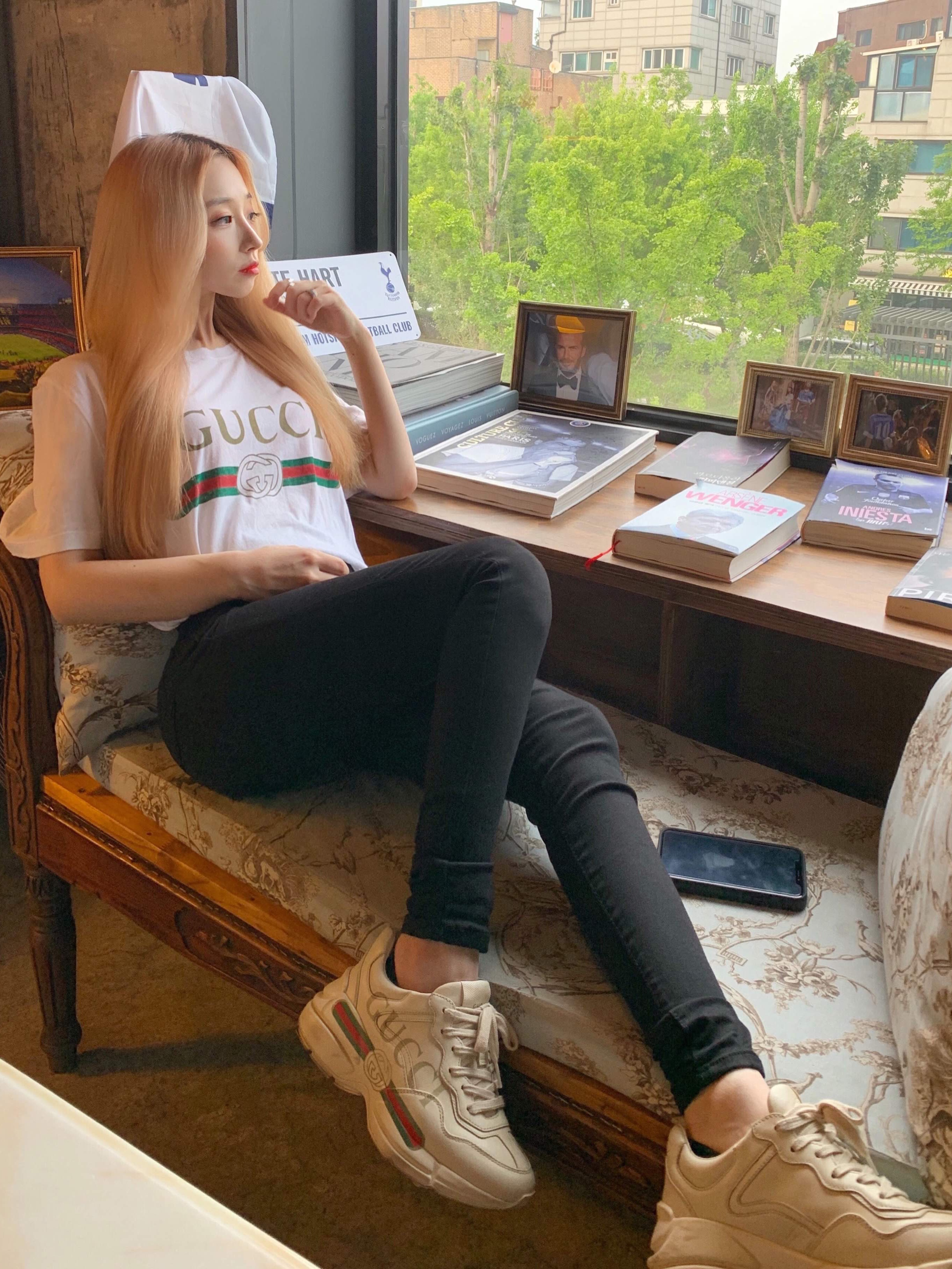Gucci Rhyton Leather Sneakers Logo 착용 스타일
