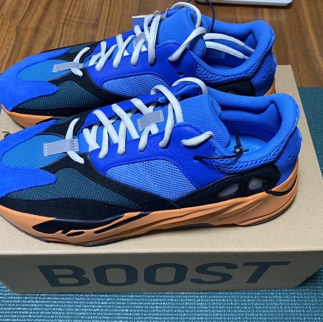 Adidas Yeezy Boost 700 Bright Blue 착용 스타일 - 3