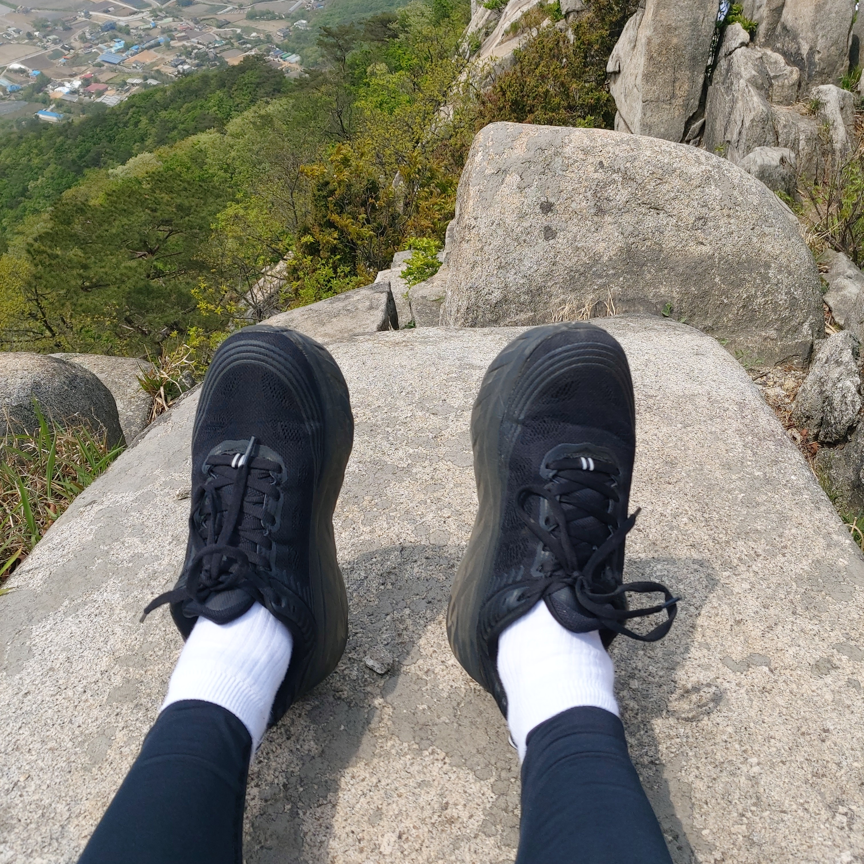 Hoka Bondi 6 Black 착용 스타일 - 2