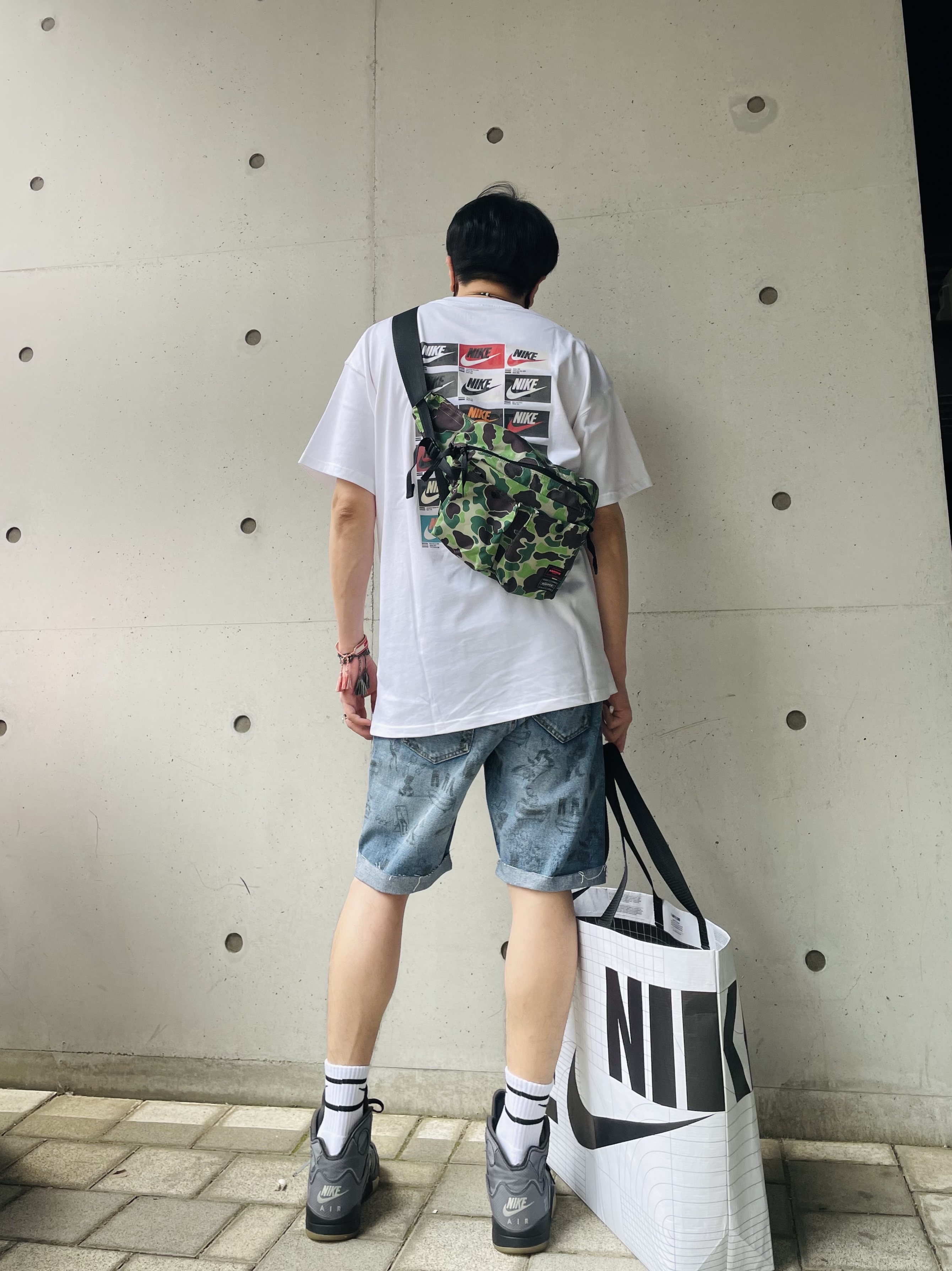 Jordan 5 x Off-White Retro SP Black Muslin, Nike NRG ISPA Logo T-Shirt White 착용 스타일 - 2