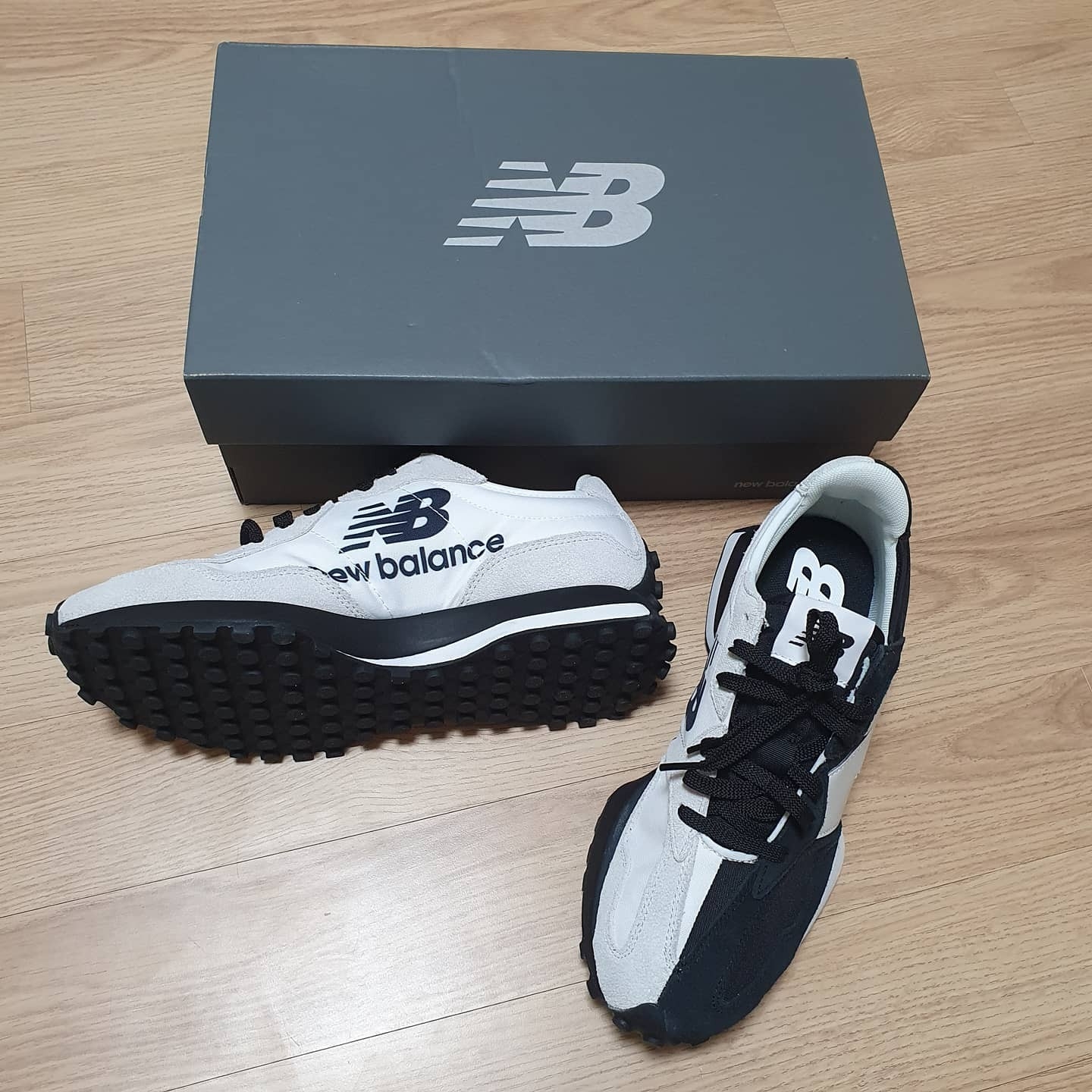 New Balance 327 NB Collective Black Grey 착용 스타일 - 5