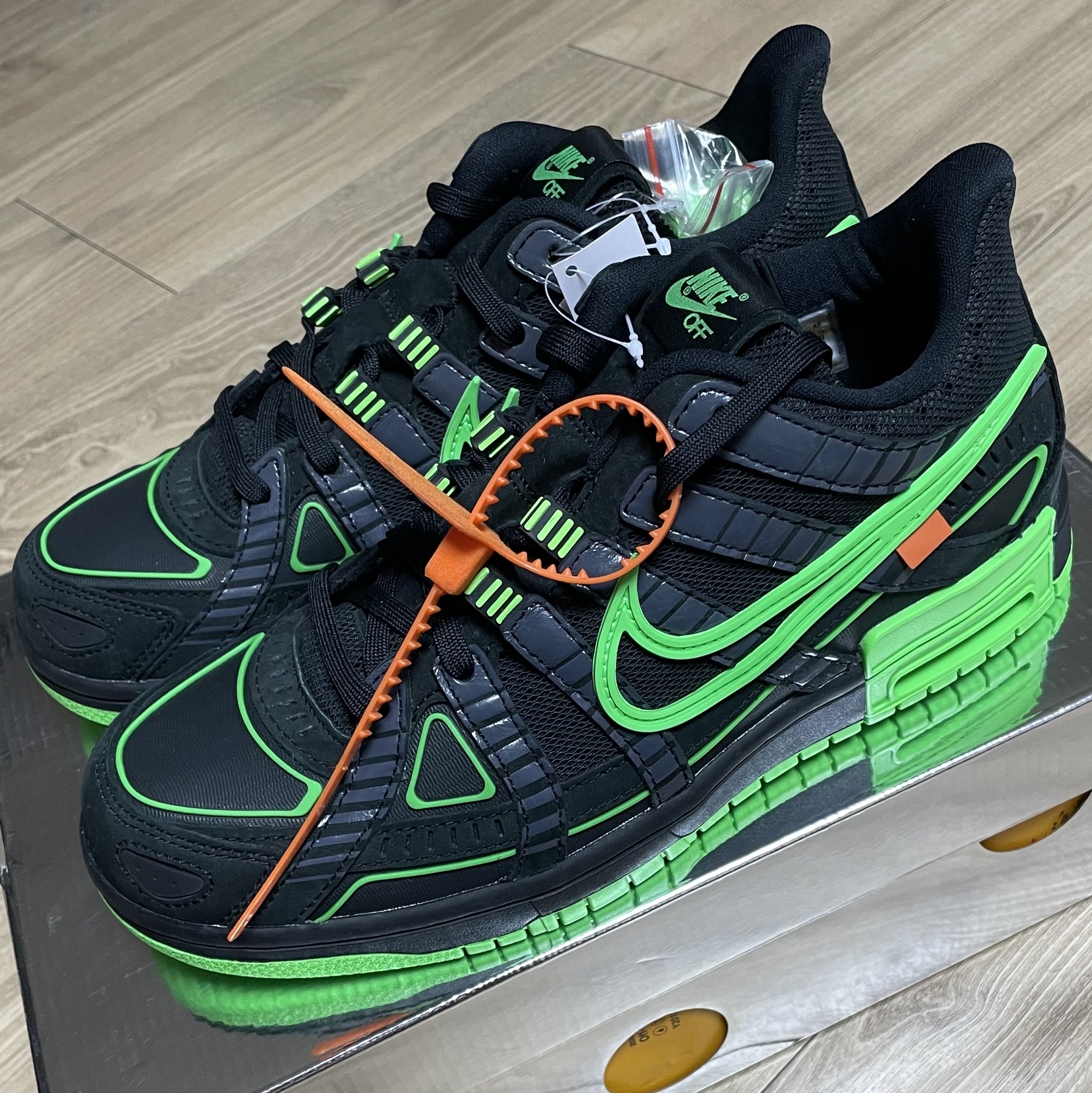 Nike x Off-White Air Rubber Dunk Green Strike 착용 스타일 - 1