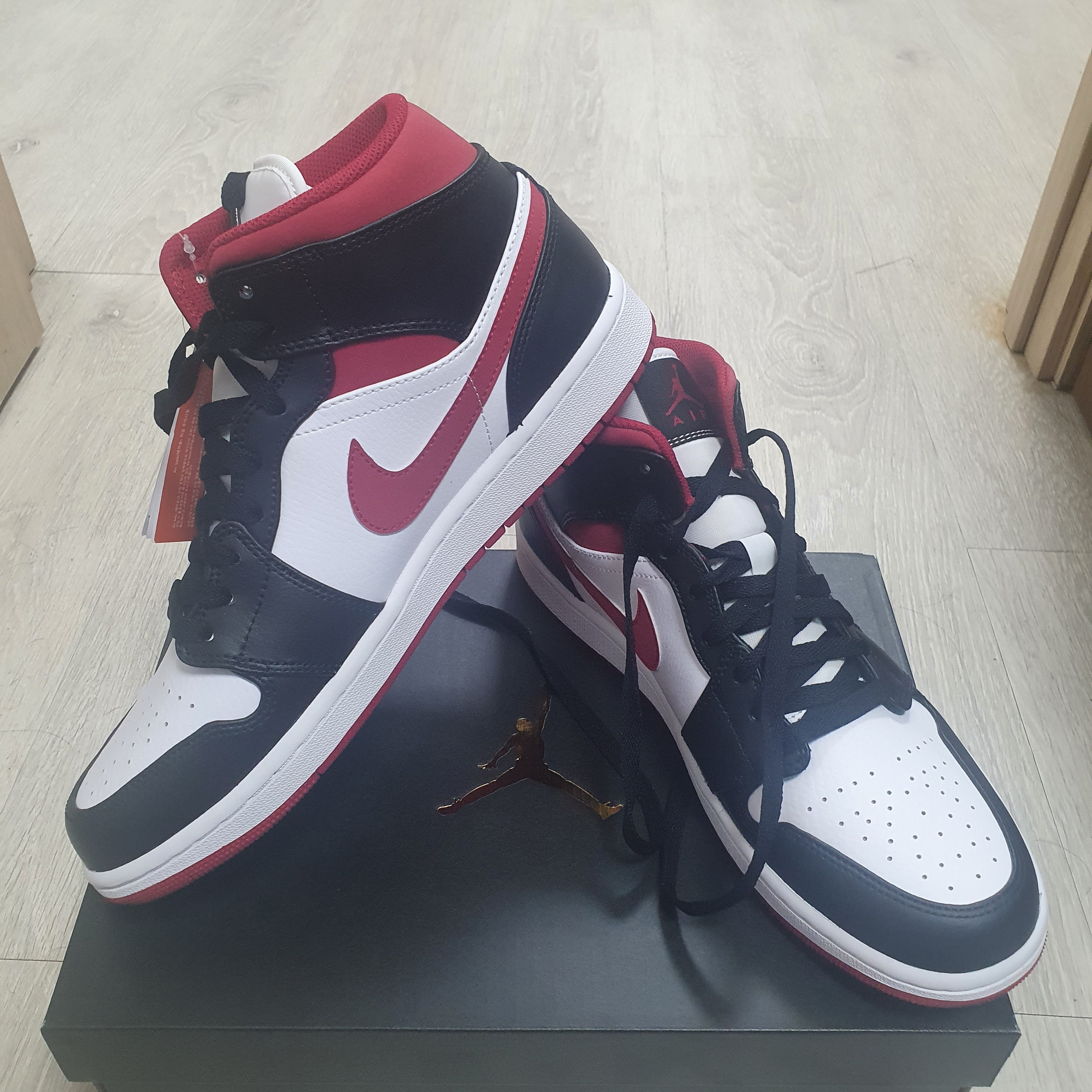 Jordan 1 Mid Gym Red Black White 착용 스타일 - 4