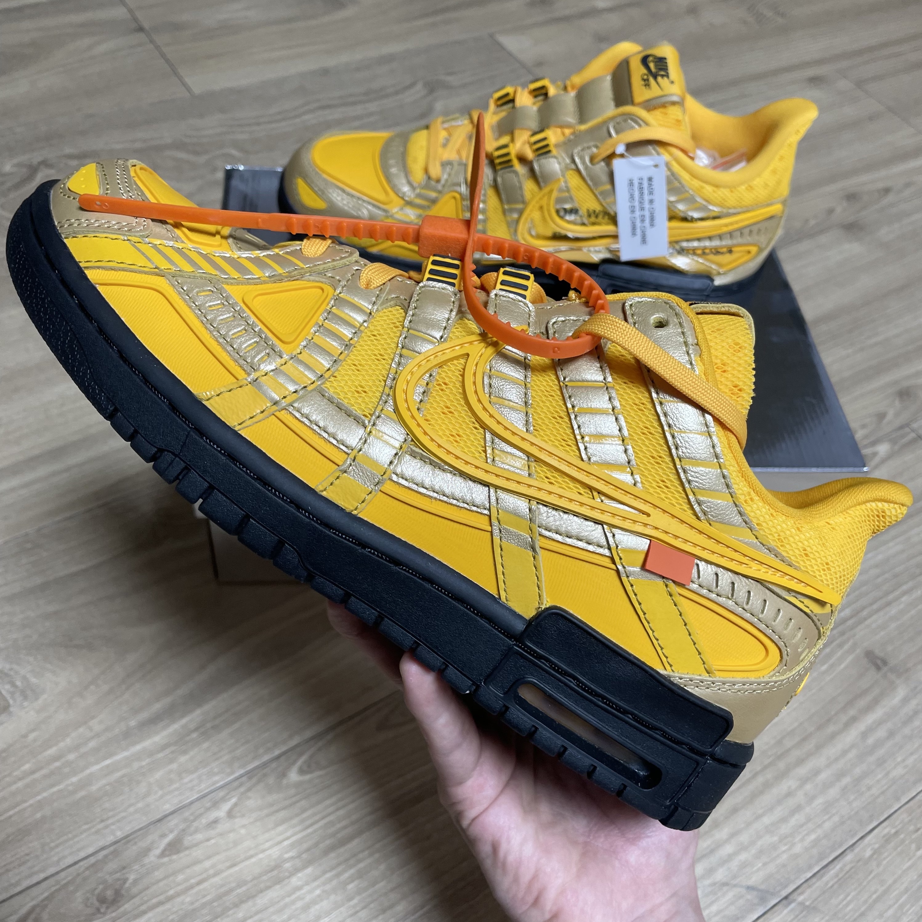 Nike x Off-White Air Rubber Dunk University Gold 착용 스타일 - 2