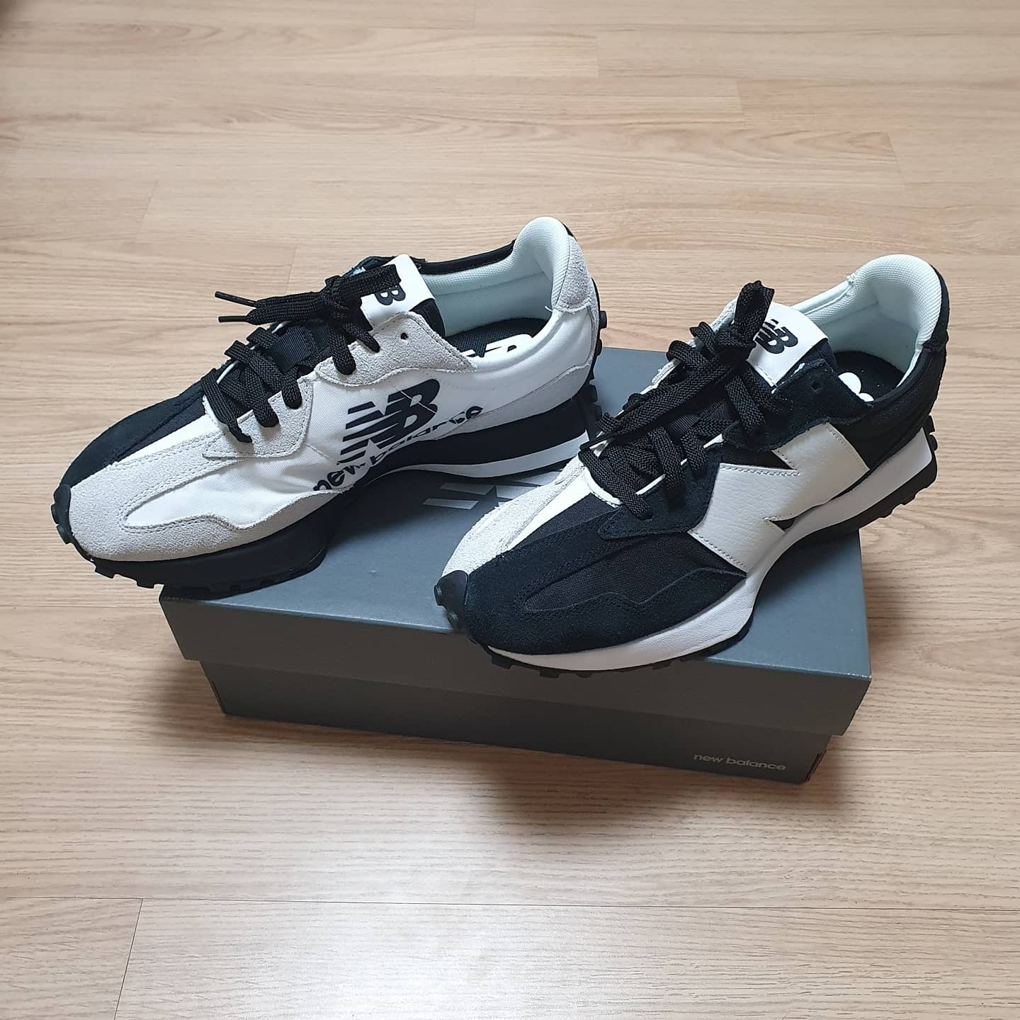 New Balance 327 NB Collective Black Grey 착용 스타일 - 4
