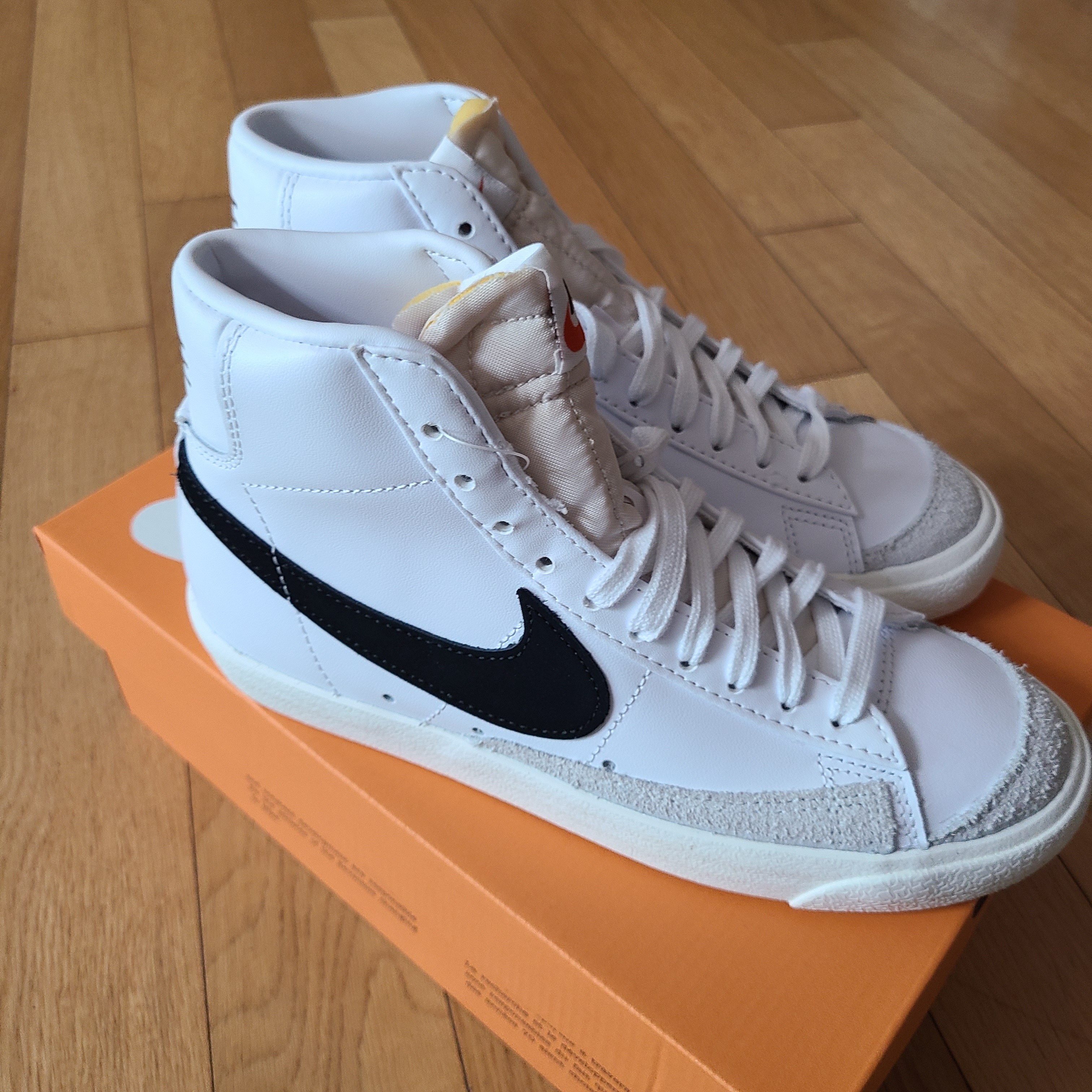 Nike Blazer Mid '77 Vintage White Black 착용 스타일 - 2