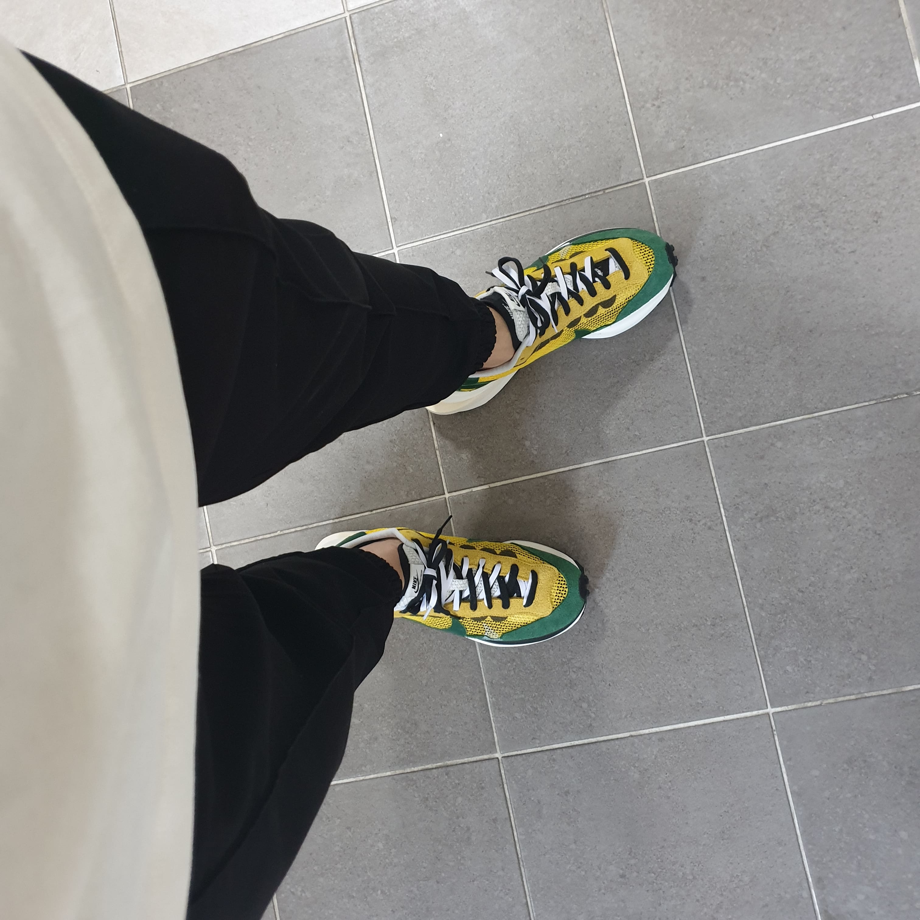 Nike x Sacai VaporWaffle Tour Yellow & Gorge Green Sail 착용 스타일