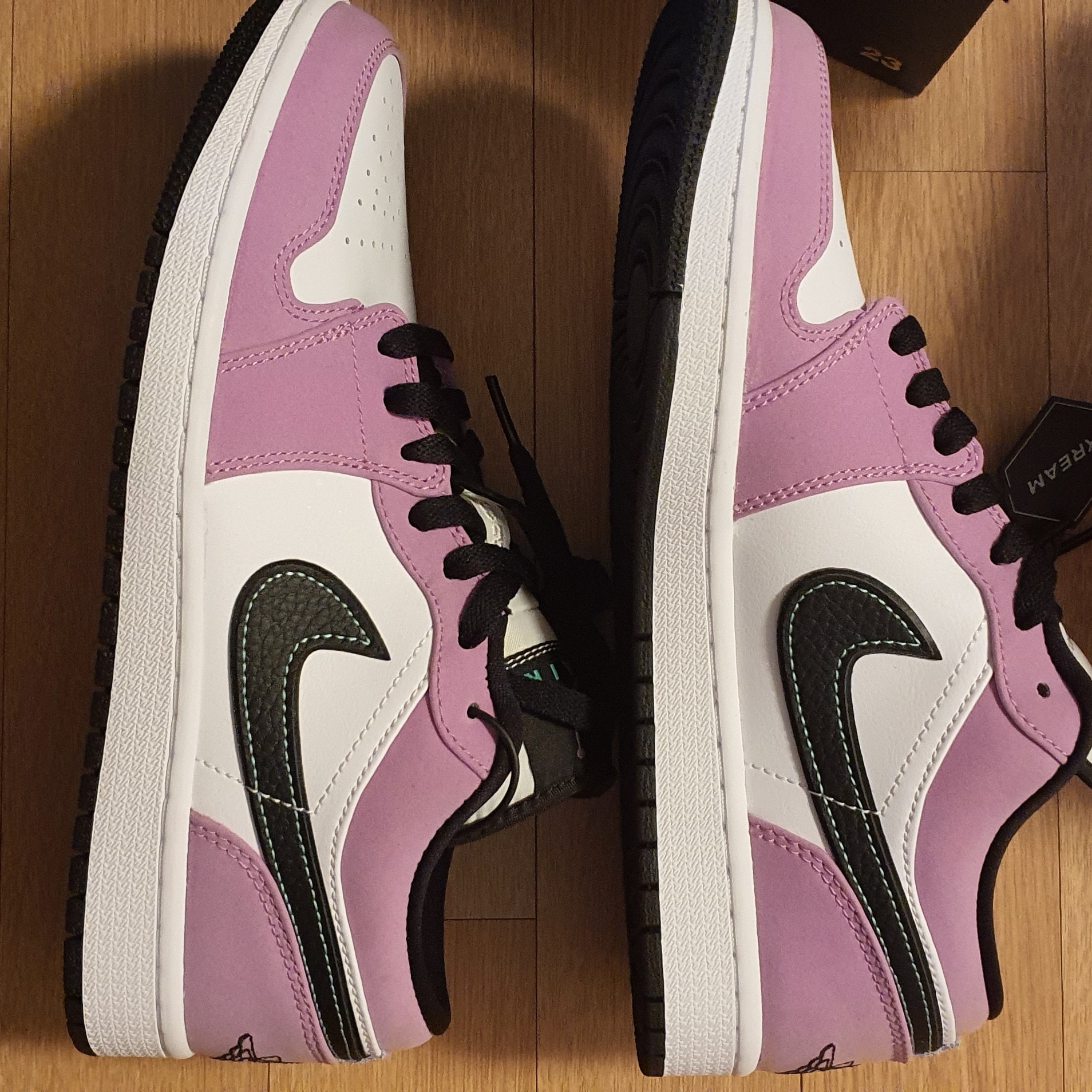 Jordan 1 Low SE Violet Shock 착용 스타일 - 1