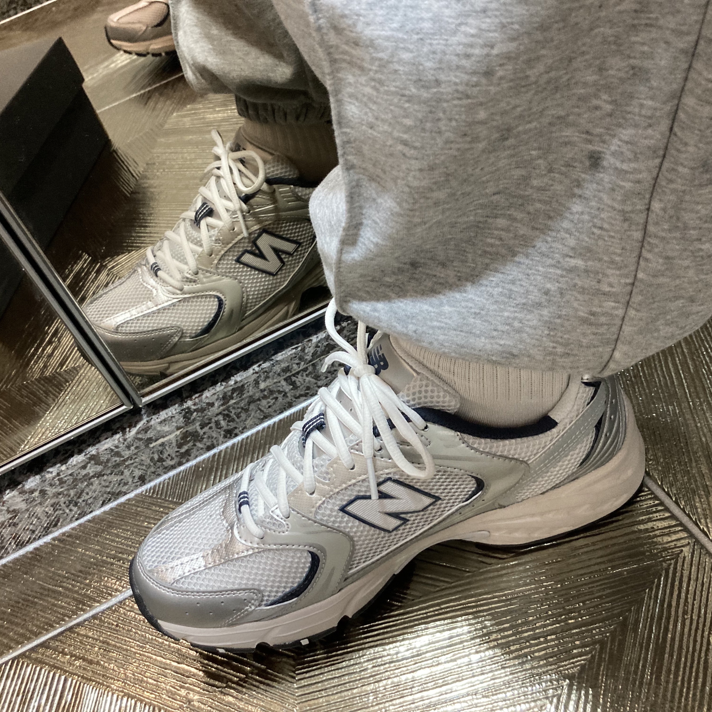 New Balance 530 Steel Grey 착용 스타일 - 2