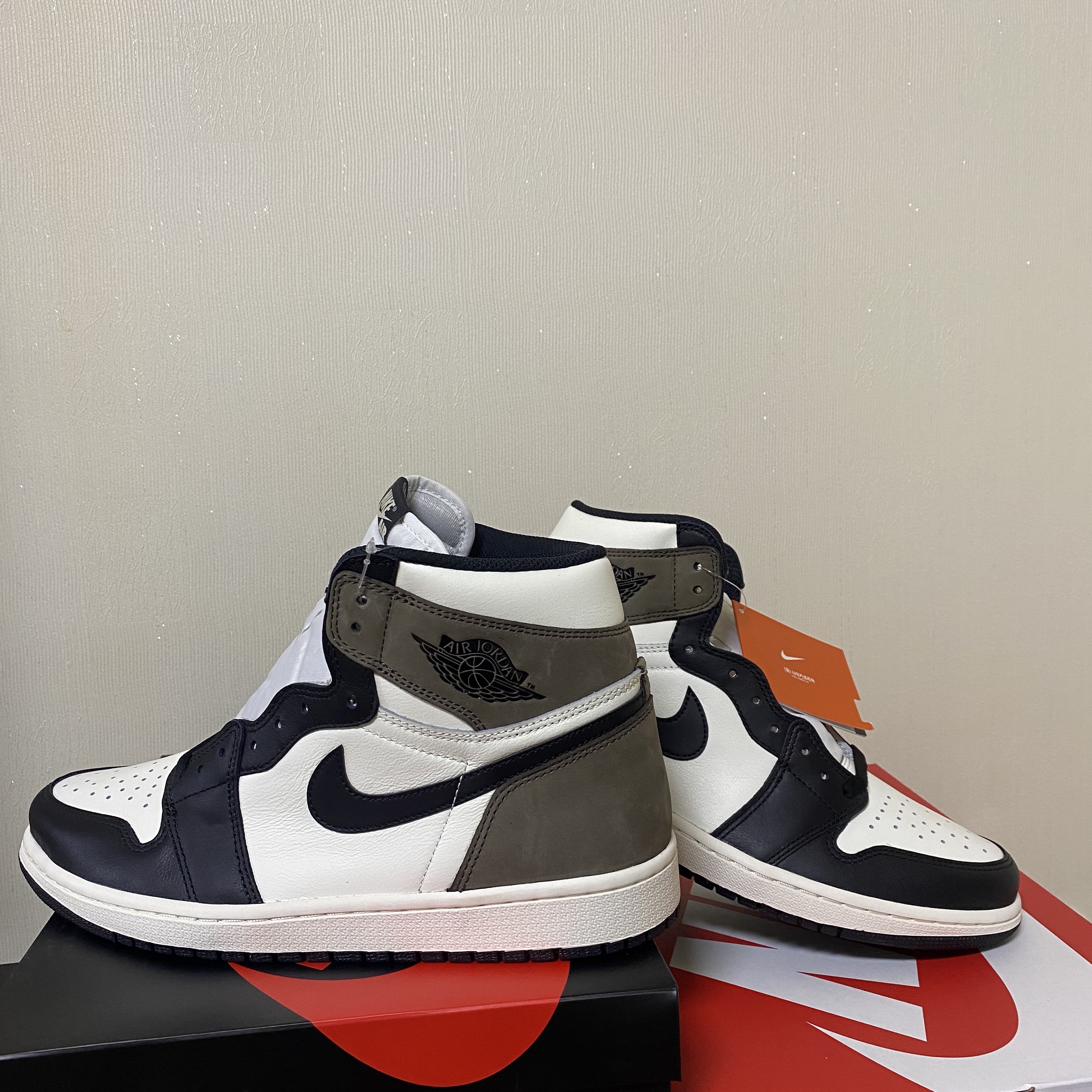 Jordan 1 Retro High OG Black Mocha 착용 스타일