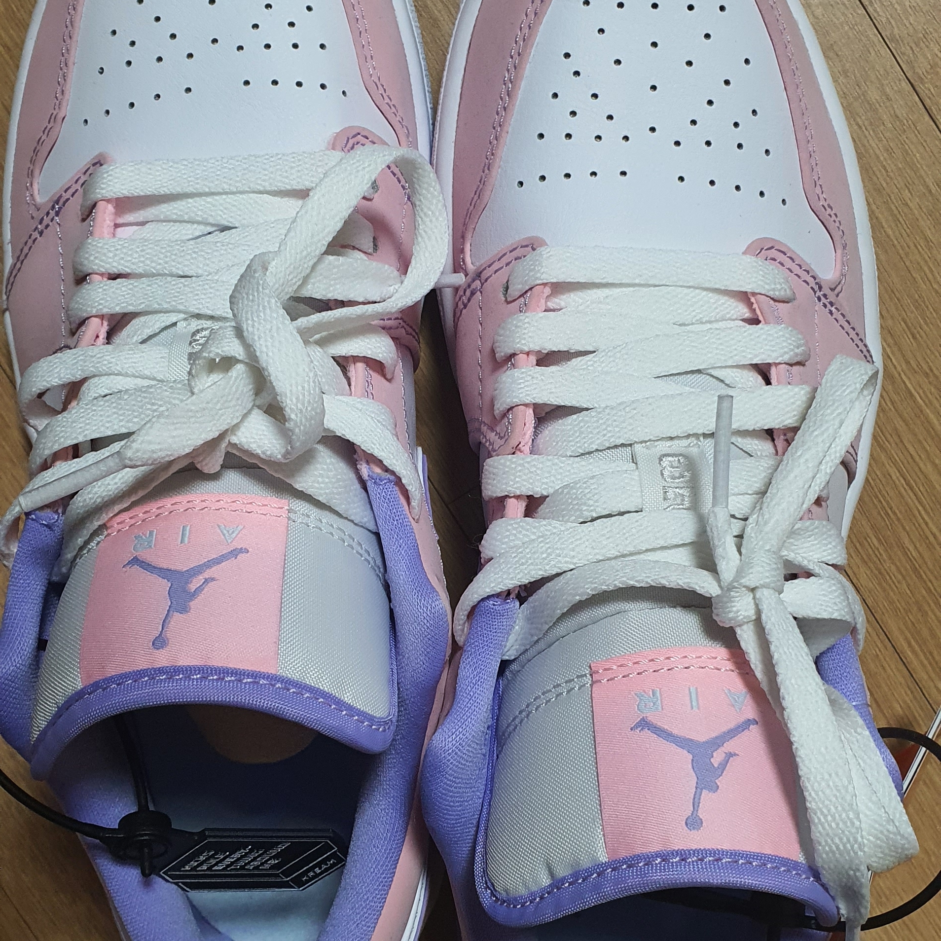 Jordan 1 Low SE Arctic Punch 착용 스타일 - 2