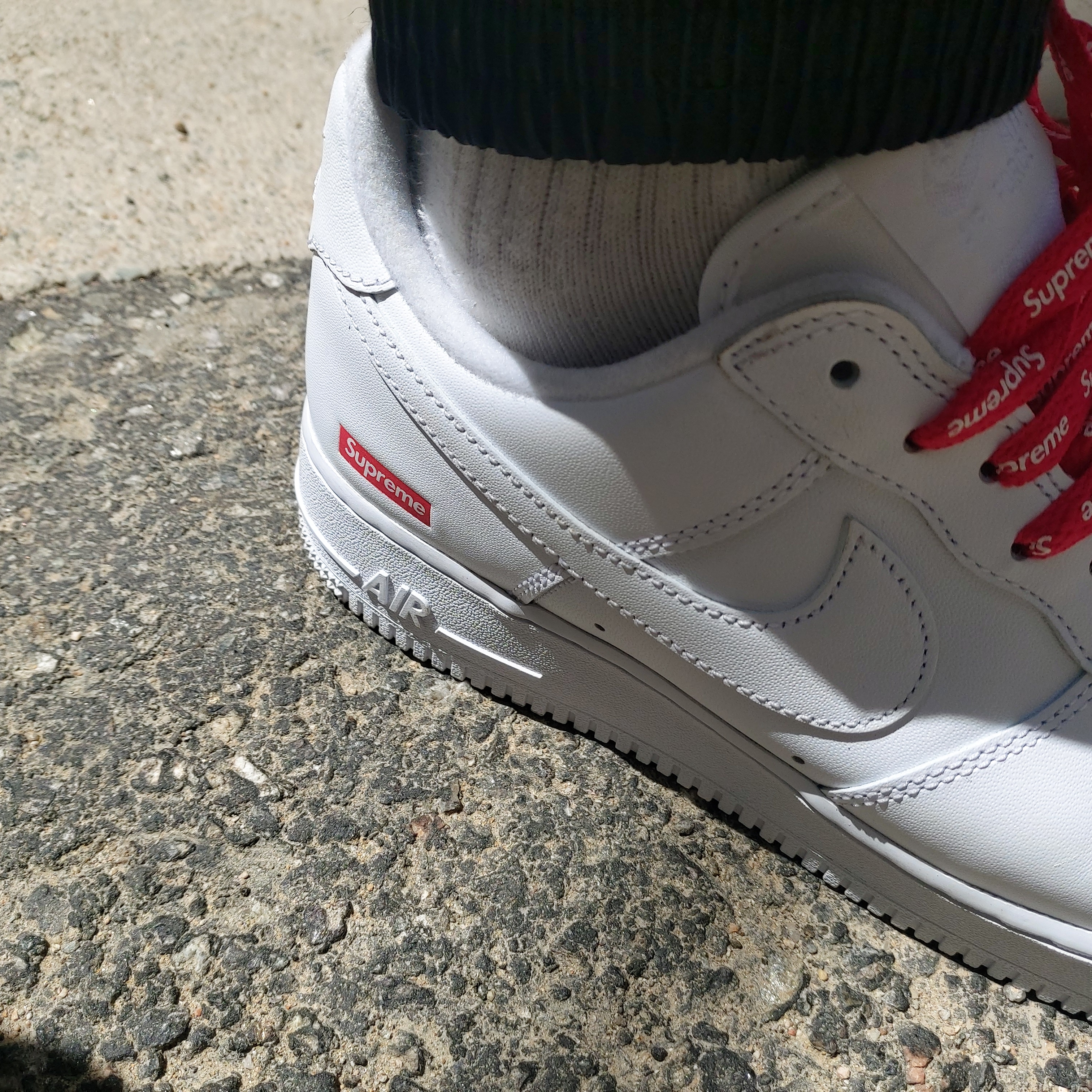 Nike x Supreme Air Force 1 Low White 착용 스타일 - 2